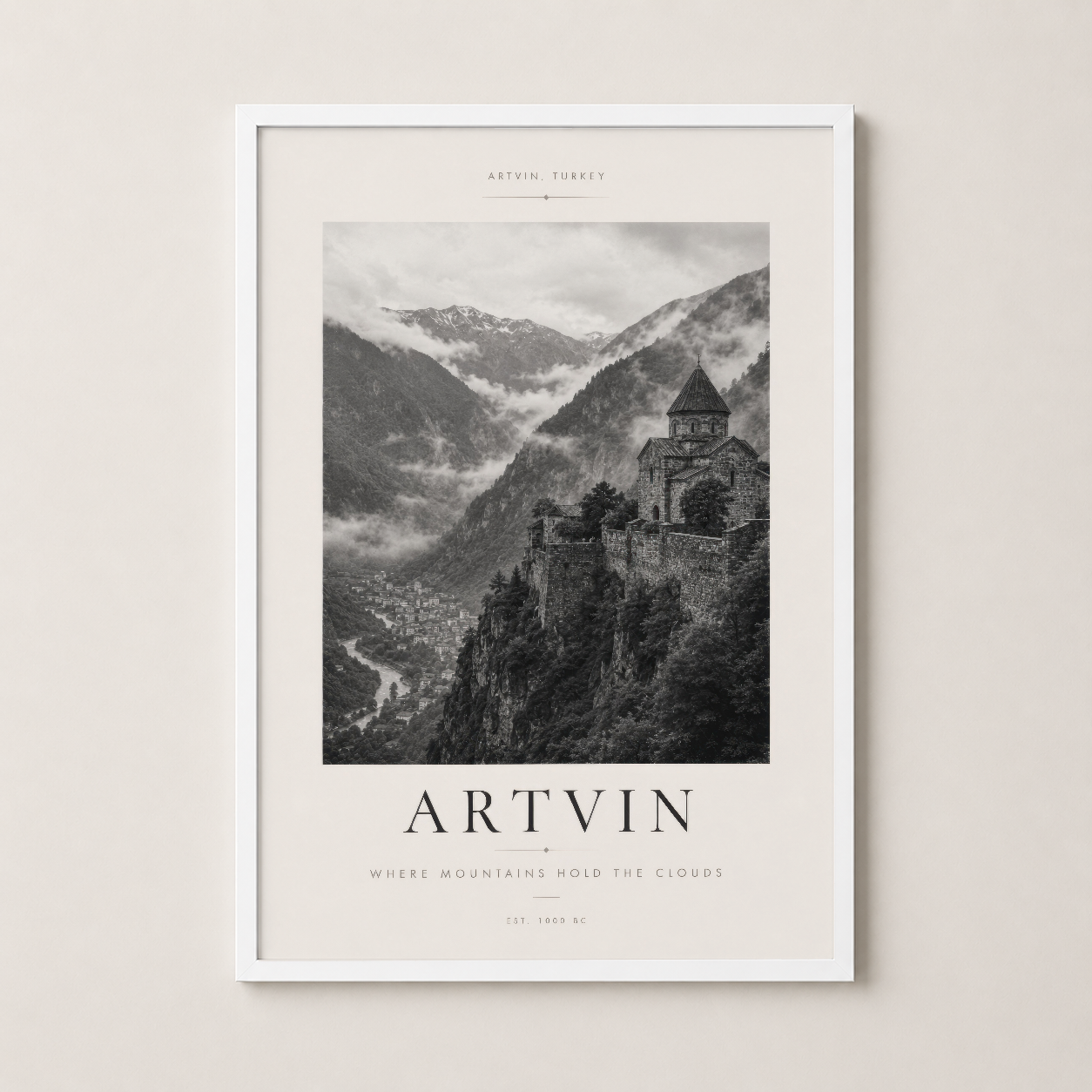 Artvin Kalesi posteri beyaz çerçevede, bulutlu dağ vadisinde eski kale yapısının sakin tasarımı.