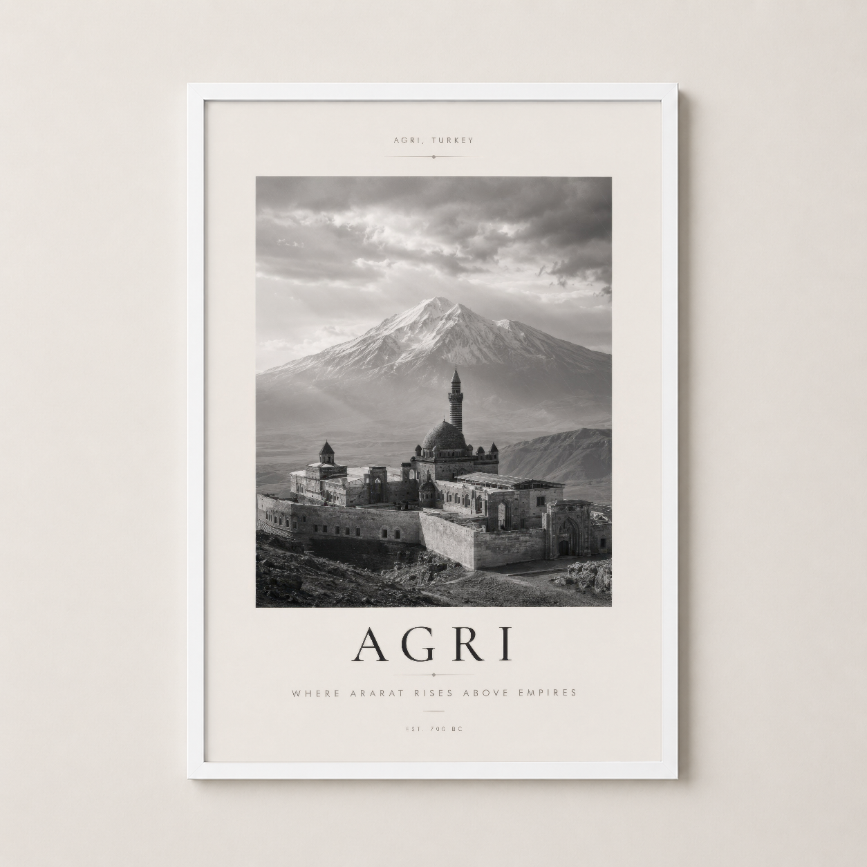 Beyaz çerçevede, Ağrı'nın soğuk güzelliğini ve tarihsel mimarisini sunan zarif poster tablosu.
