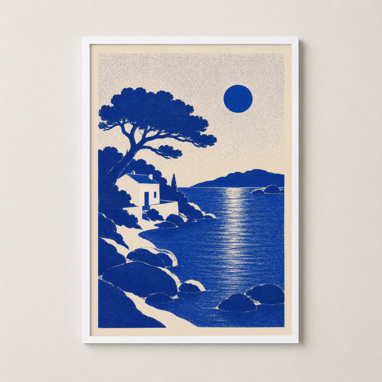 Beyaz çerçeveli minimalist deniz manzarası tablosu, sakin atmosfer ve stilize ağaç silueti ile zengin dekor.
