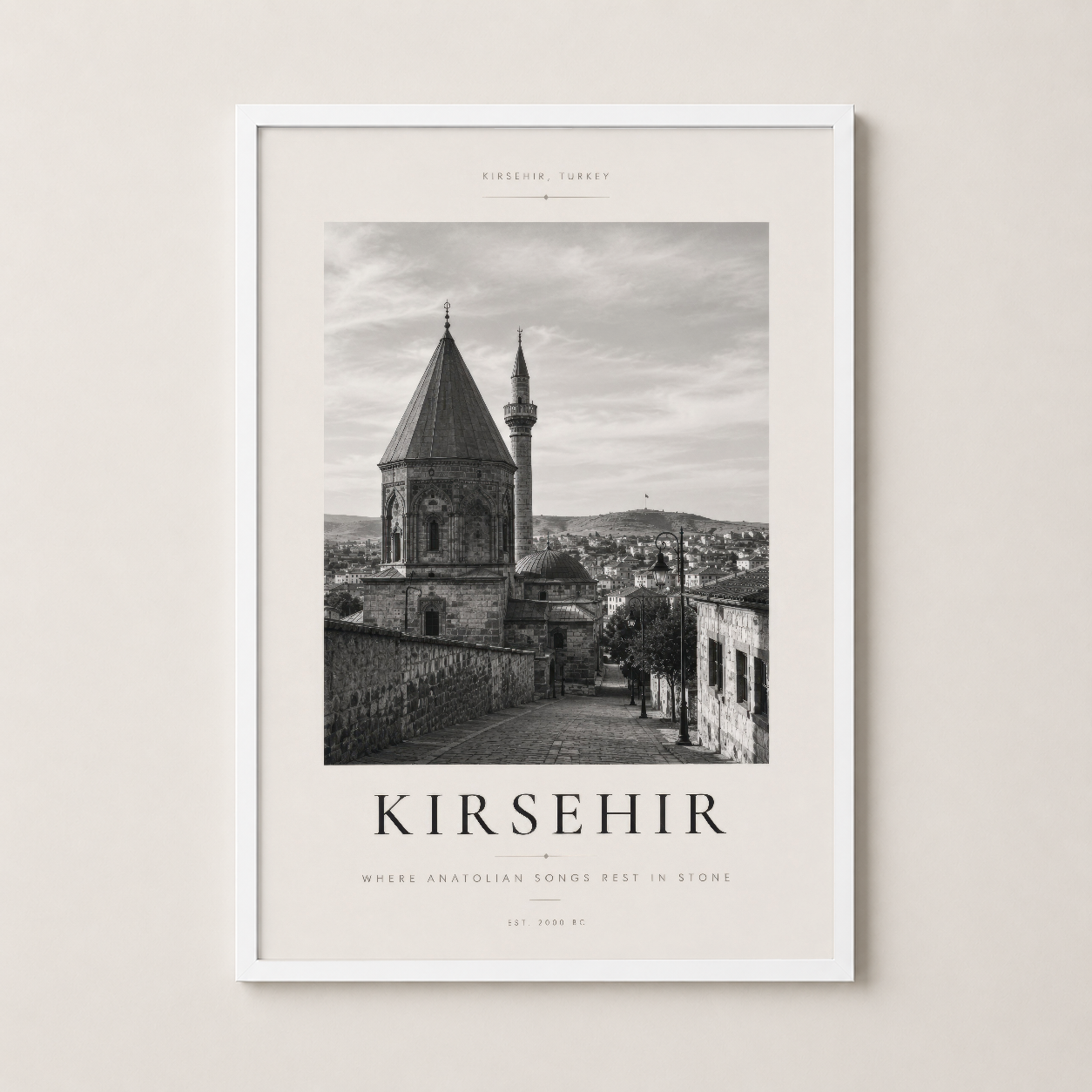 Kişehir beyaz çerçeveli poster, taş yapıların görkemli silüeti modern ev dekorasyonu için ideal.