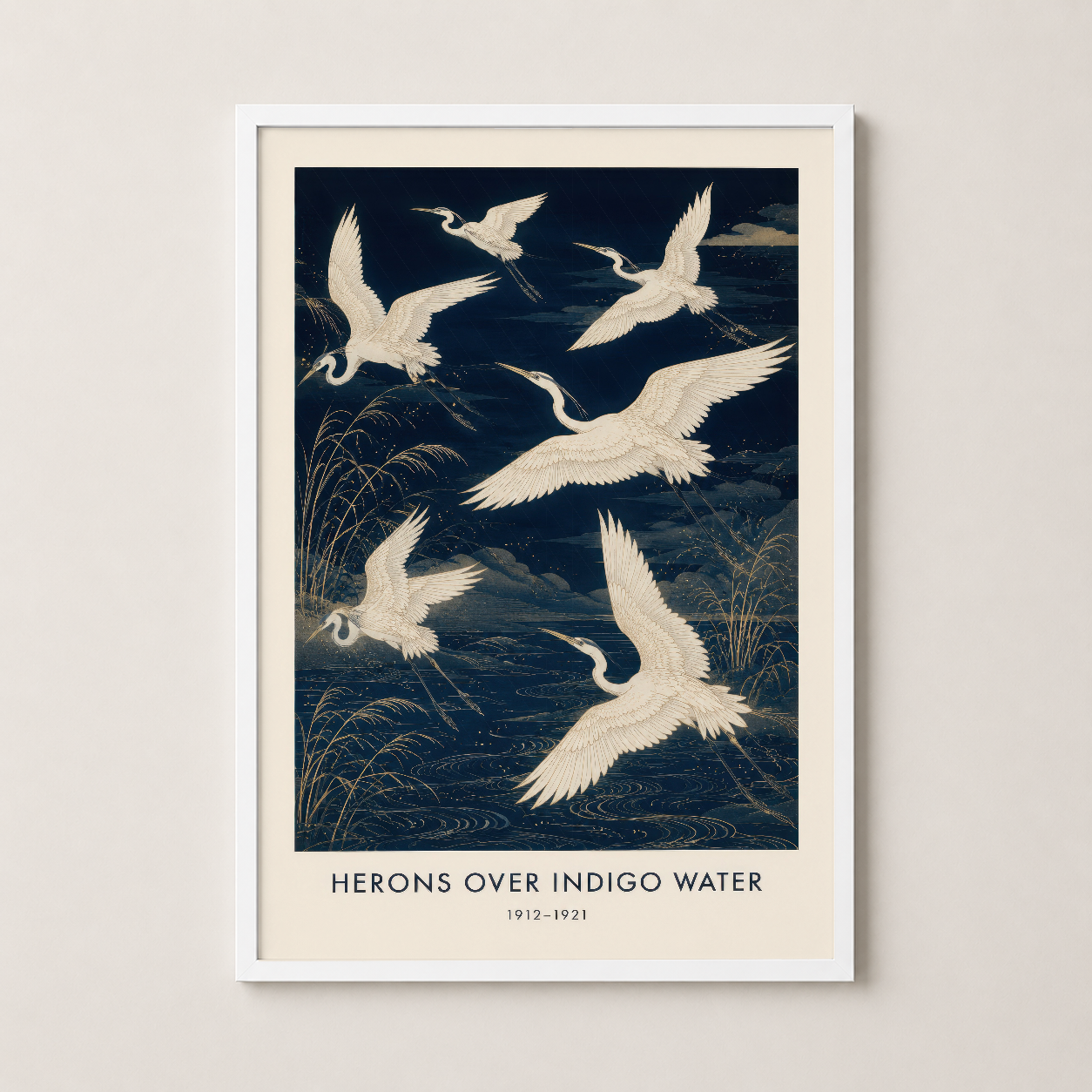 Beyaz çerçeveli poster, vintage stil heron композиции, şık ev dekorasyonunda sergilenmiş.