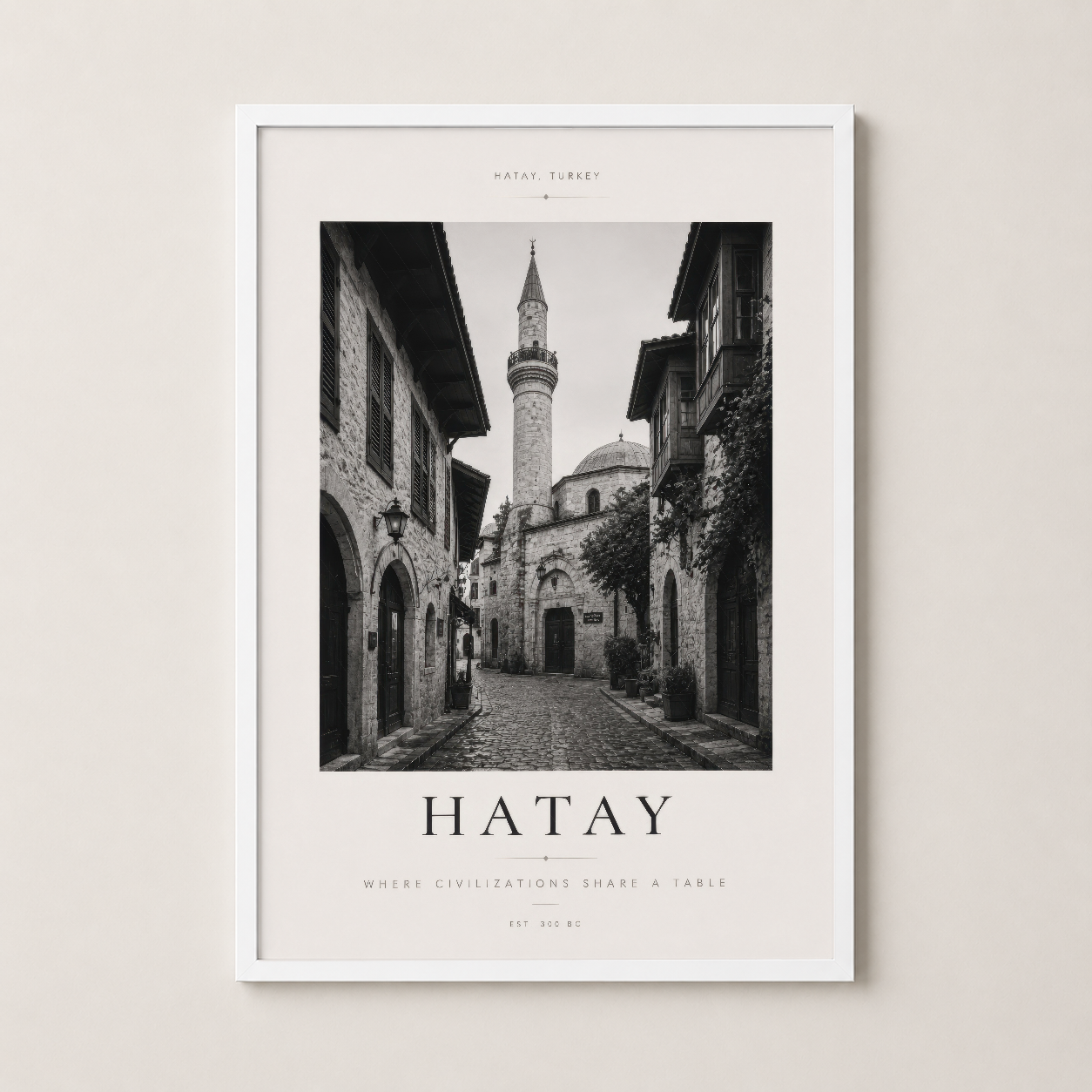 Hatay şehrinin ikonik görünümü beyaz çerçevede, kültürel mirasla ilham veren duvar sanat eseri.