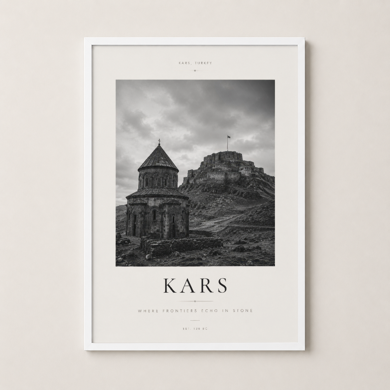 Kars posteri beyaz çerçevede, tarihsel Anadolu mimarisinin zarafetli ve minimalist tasarımı ile sunulur.