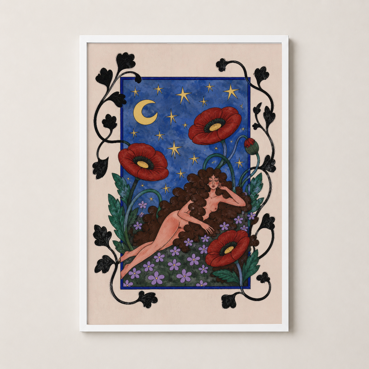 Beyaz çerçeveli poster, ay ışığı altındaki rüyamsı kadın figürü, kırmızı haşhaşlar ve mor çiçeklerle süslü sanat eseri.