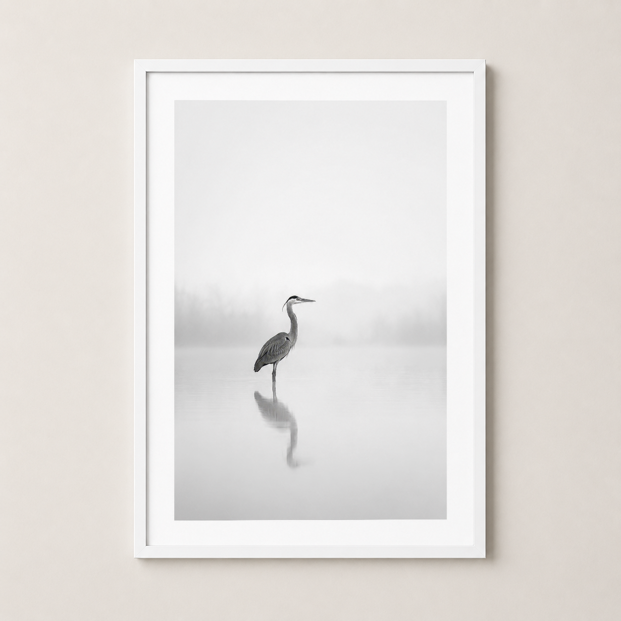 Beyaz çerçeveli minimalist tablo, soluk göl manzarasında yalnız balıkçıl kuşunun derin atmosferik fotoğrafı.