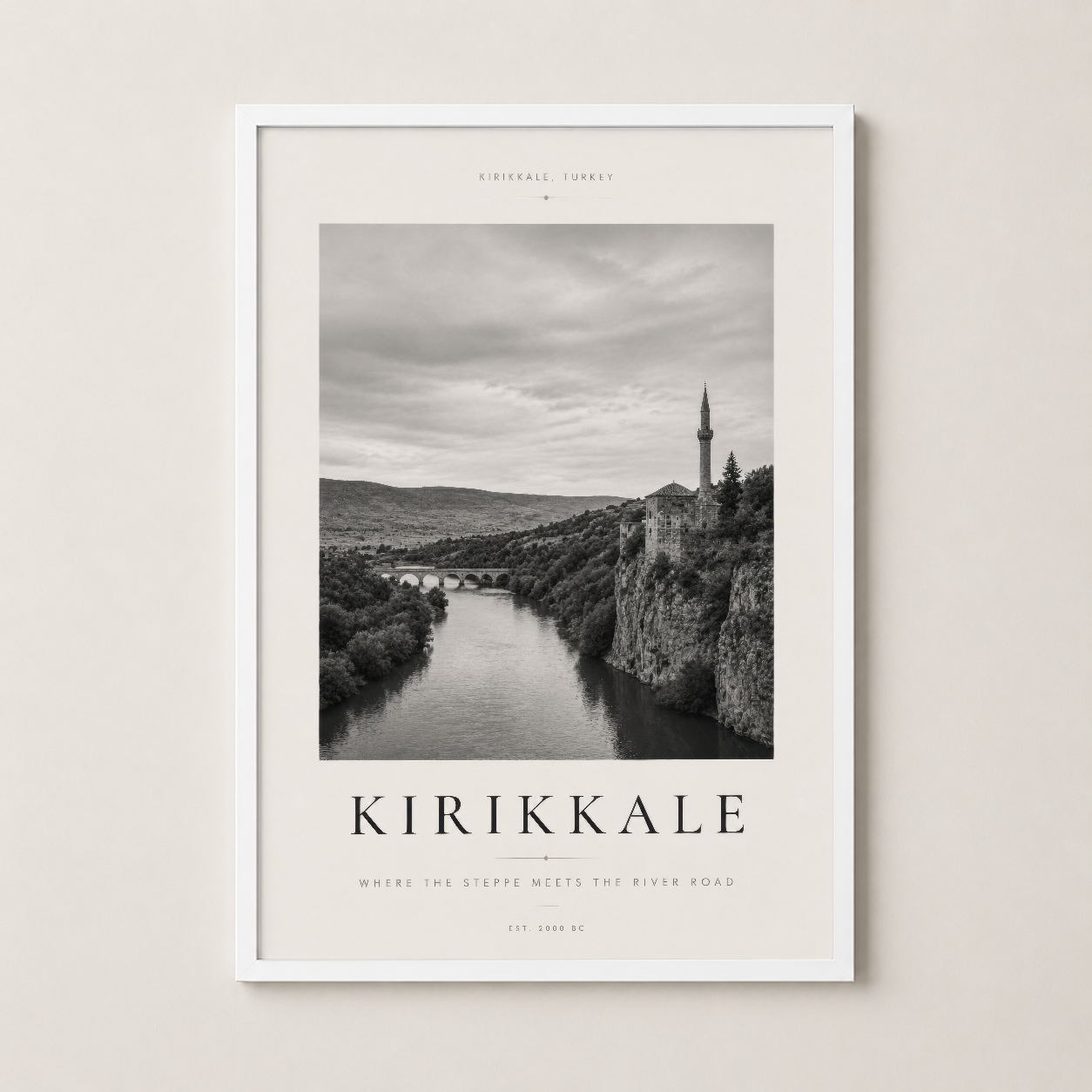 Beyaz çerçeveli Kırıkkale posteri, ışıl ışıl odasında klasik elegansla doğa manzarasını sergiliyor.