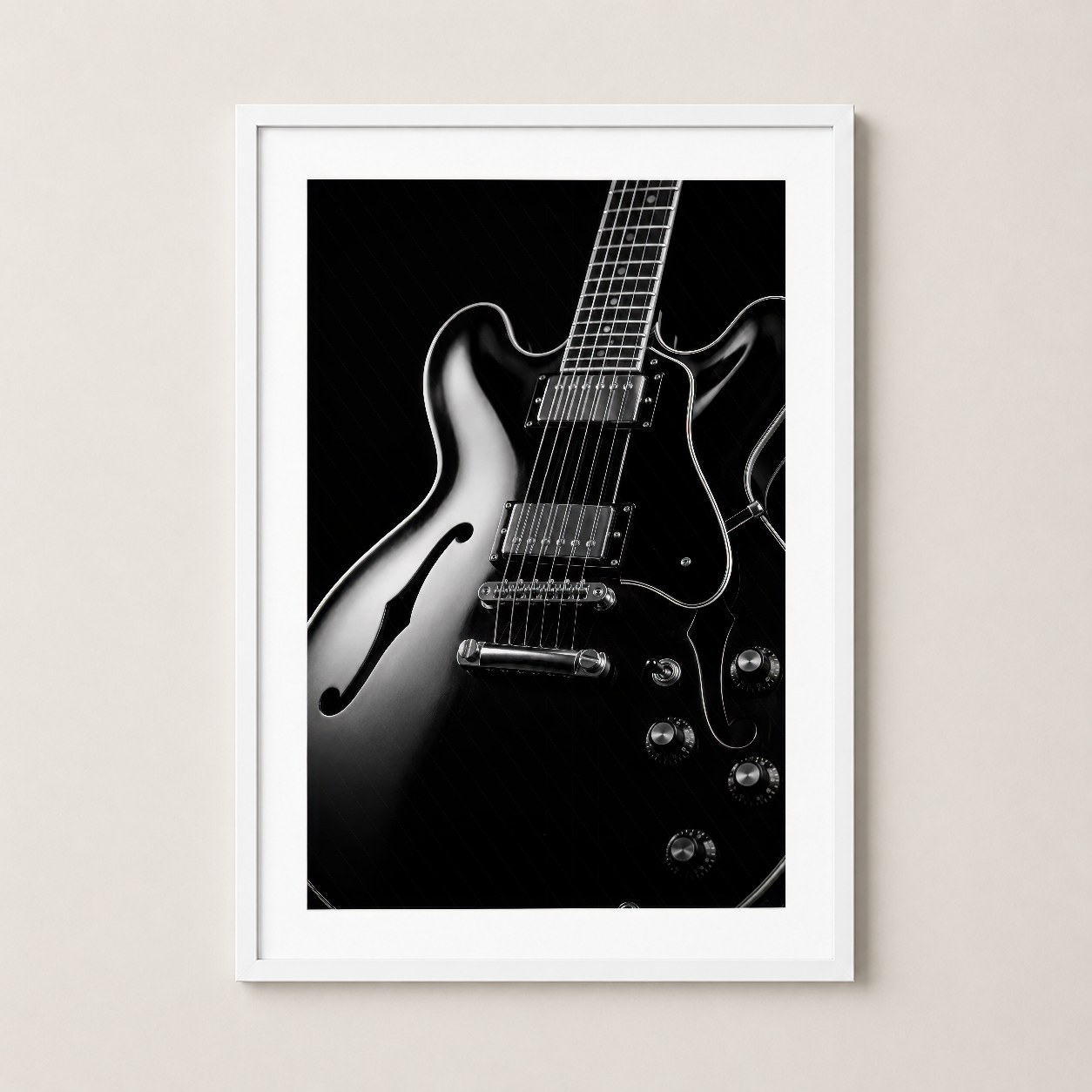 Müzik temalı siyah-beyaz gitar portresi tablosu, şık beyaz çerçevede misafir odasına ideal.