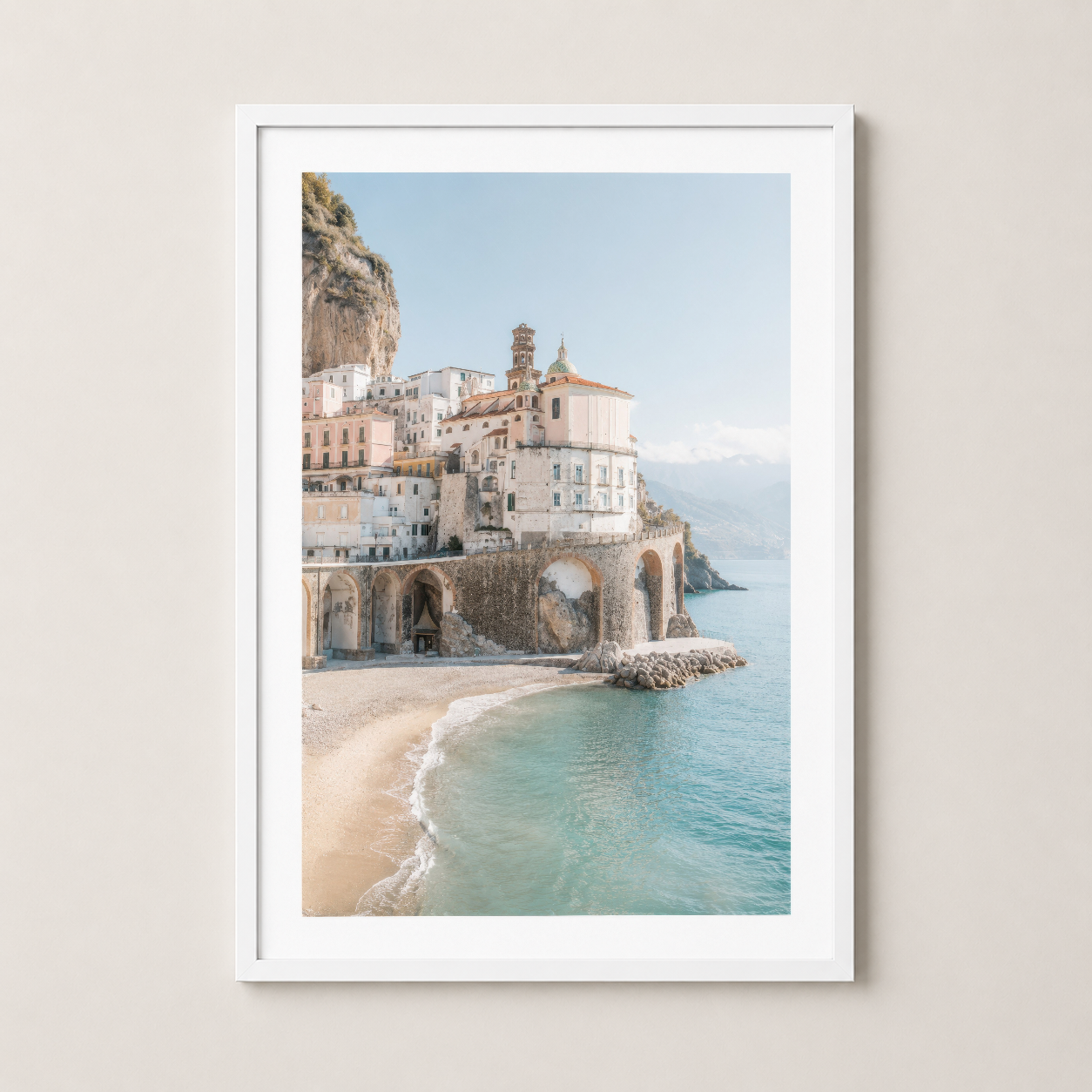 Amalfi sahilinin ikonik kesimine beyaz çerçevede monte edilmiş sanat tablosu, modern iç tasarıma uygun.