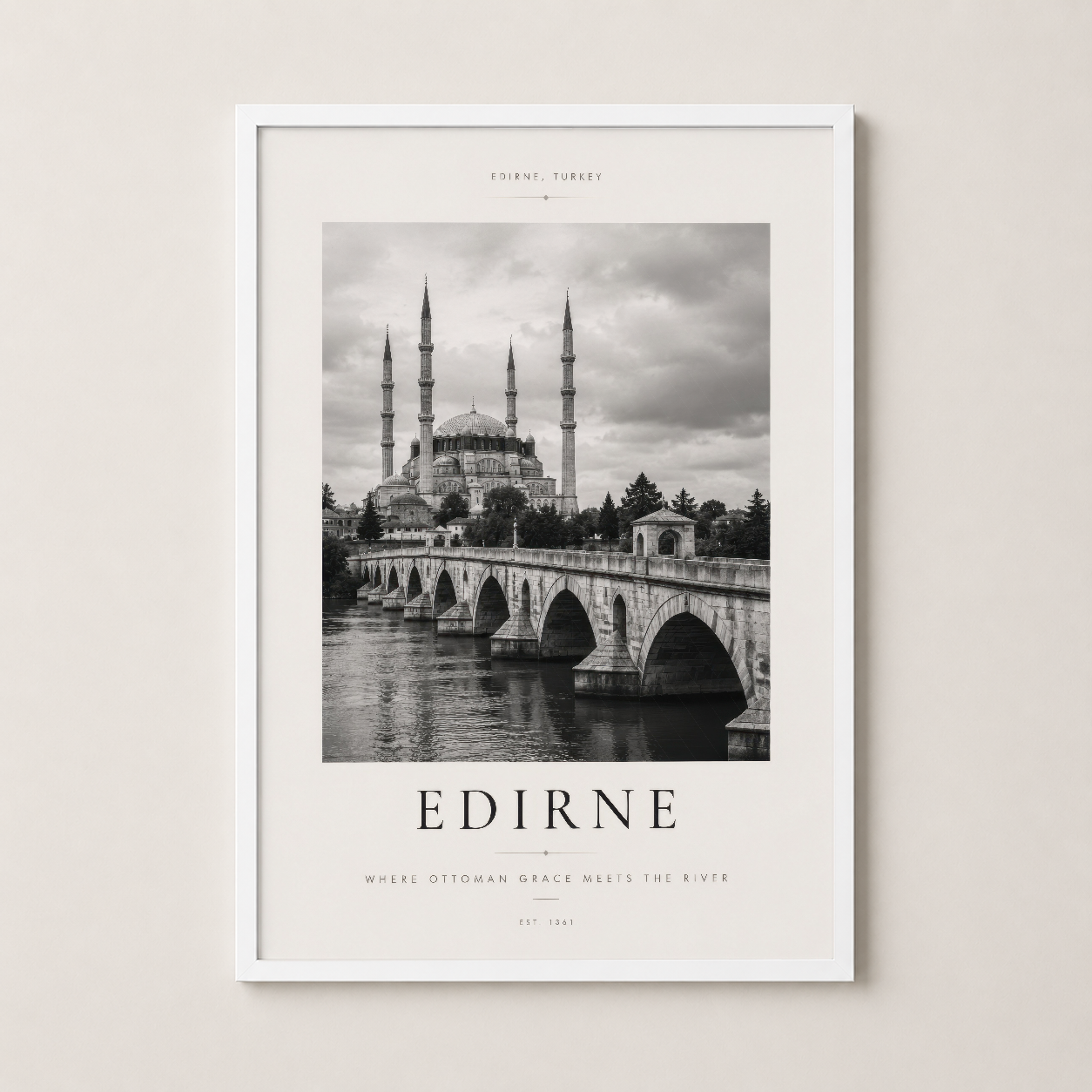 Edirne Selimiye Camii posteri beyaz çerçevede, modern iç mekanlara uyum sağlayan şık tasarımlı duvar sanatı.