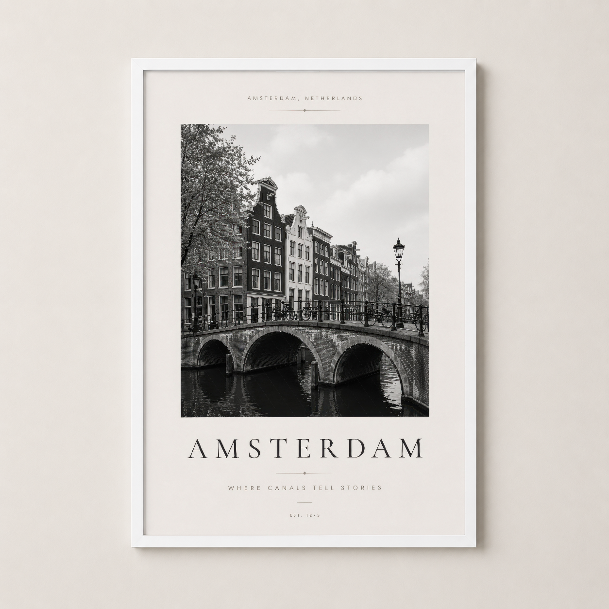 Beyaz çerçeveli Amsterdam kanallı sanat tablosu, ışık saçan bir mekanın temiz ve naif duvar dekorasyonu.