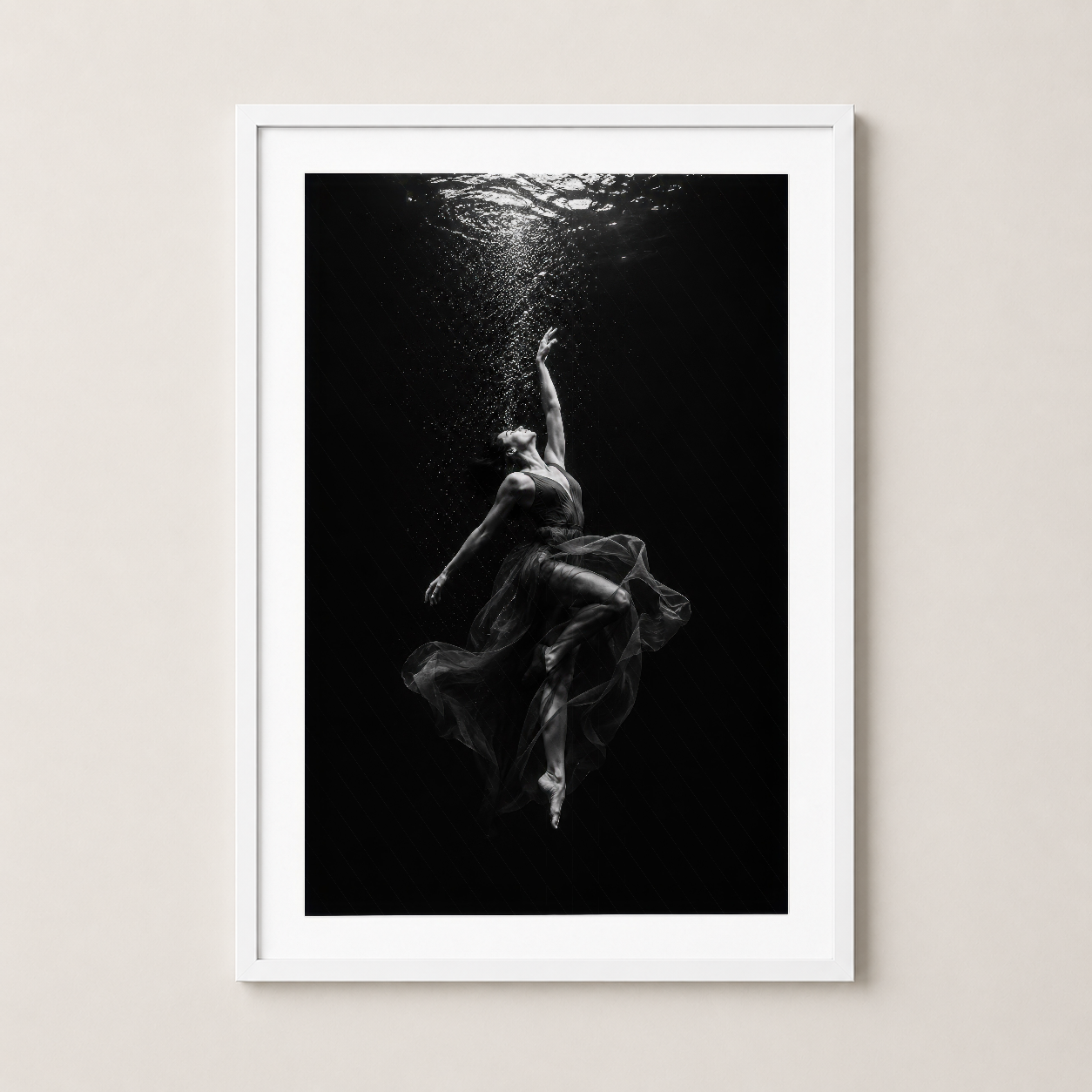 Graceful sualtı dans tablosu, beyaz çerçeveli poster, minimal siyah beyaz estetik ve sanatsal derinlik.