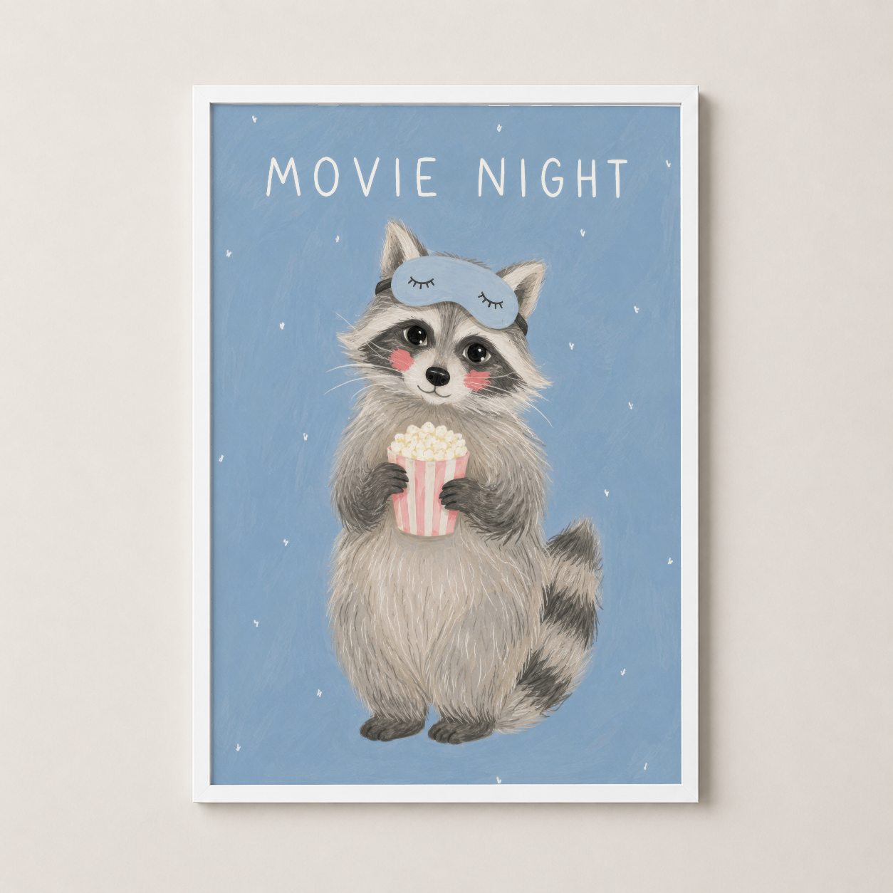 Beyaz çerçeveli tabloda, movie night temasıyla rahat ve neşeli bir rakun çizimi, çocuk odalarına mükemmel uyum sağlıyor.