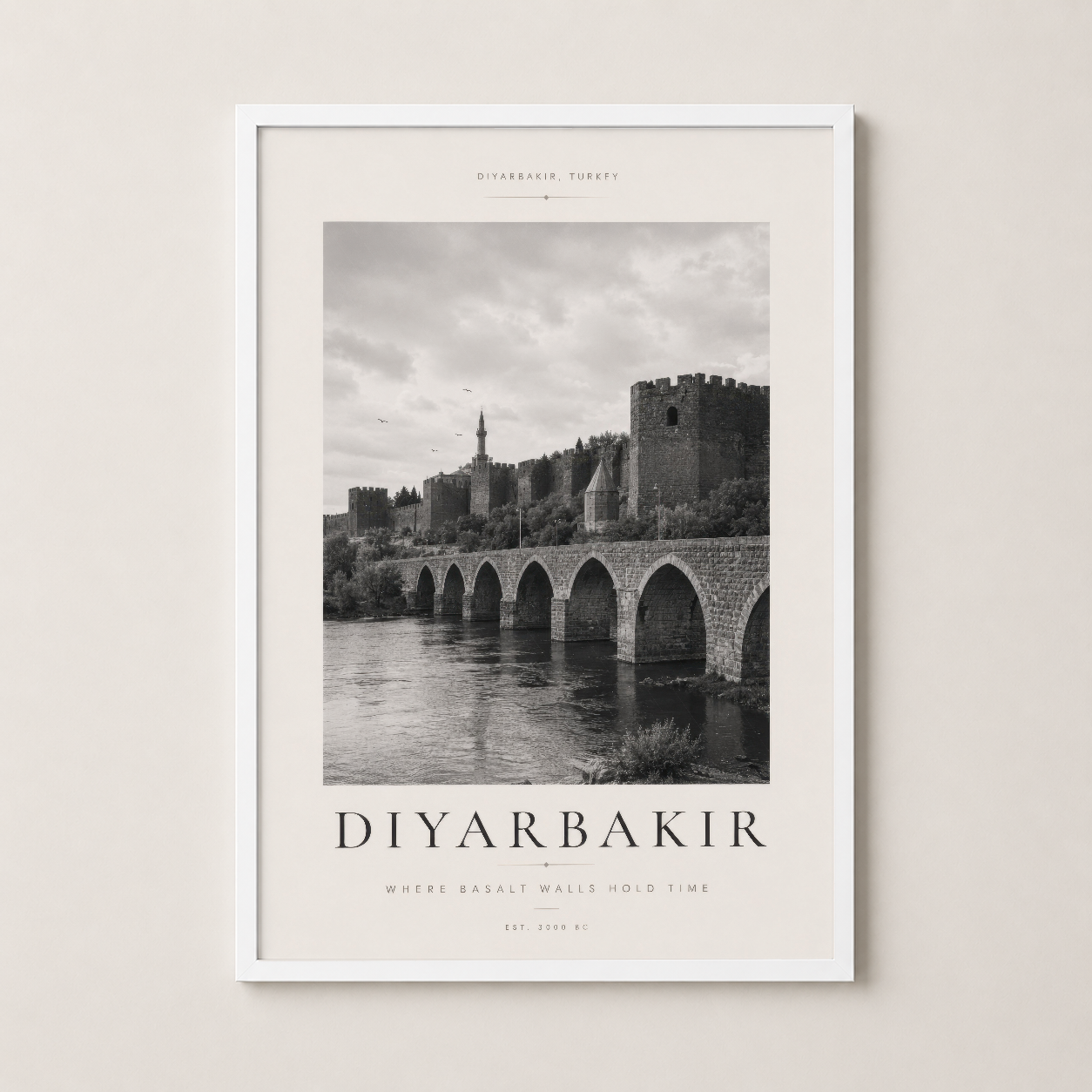 Diyarbakır'ın ikonik köprü ve kale görüntüsü, beyaz çerçevede zamana karşı direnen güzelliği yansıtan tablo.
