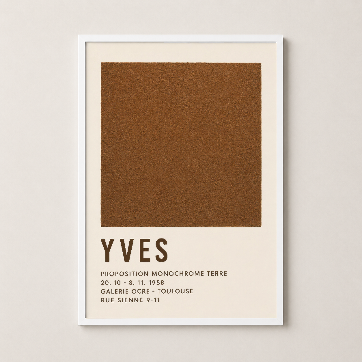 Beyaz ahşap çerçeveli Yves Klein posteri, minimalist tasarım ve ekspresyonist sanat estetiğiyle.