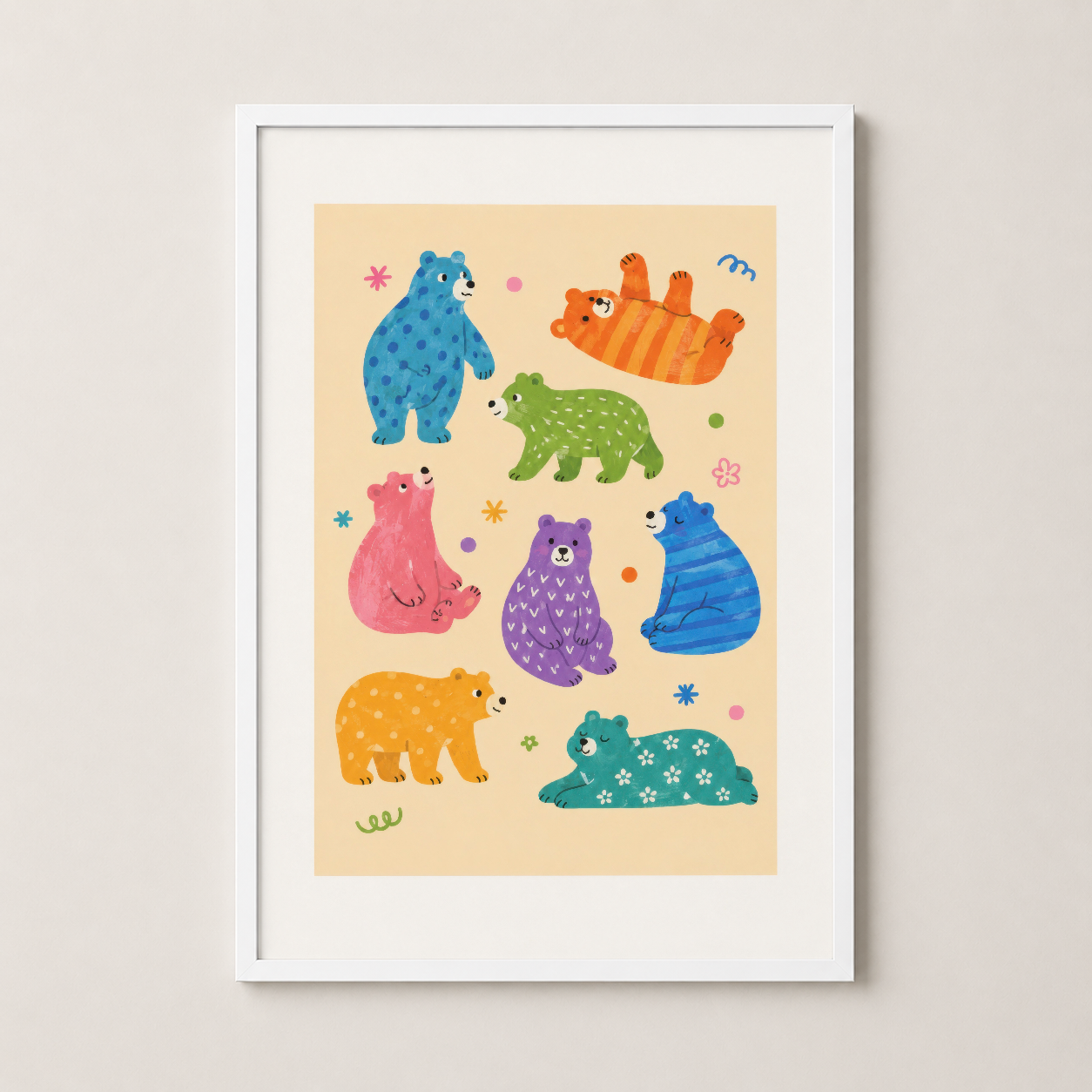Renkli ayı ve hayvan ilustrasyonlarının yer aldığı poster beyaz ahşap çerçeveyle, çocuk odasında zarif ve canlı bir görünüm.