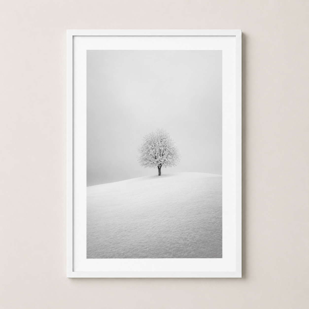 Beyaz çerçeveli poster, minimalist kış sahnesi ve yalnız ağaç motifleriyle zen atmosferi yaratır.
