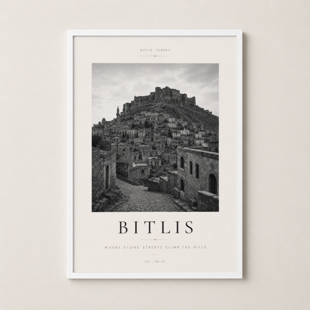 Bitlis sanat posteri beyaz çerçevelenmiş, klasik siyah-beyaz fotoğraf ve modern minimalist tasarım.