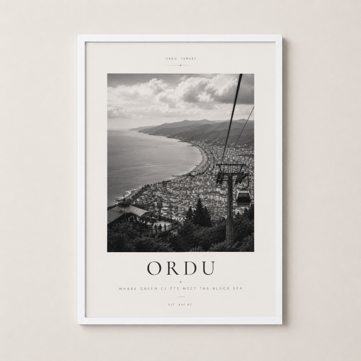 Ordu sanat baskısı beyaz çerçeveli, sade ve zarif tasarımla her odaya uyum sağlayan duvar dekorasyonu.