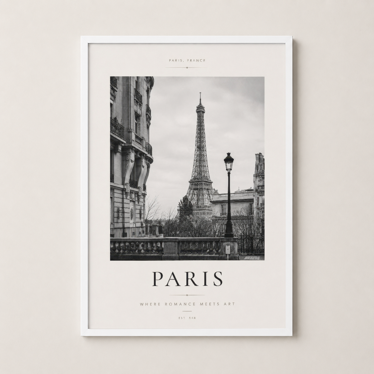 Eiffel Kulesi görselli poster, modern beyaz çerçevede asılı, bohem ev dekorasyonu için ideal.