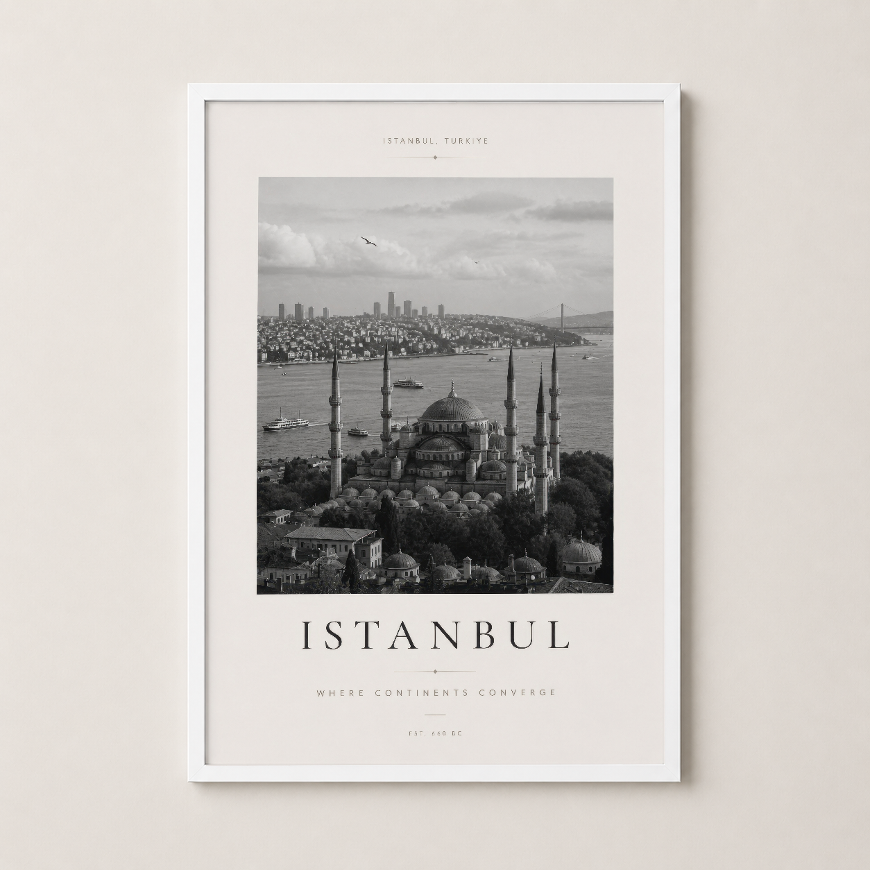 Beyaz çerçeveli İstanbul duvar tablosu, sembolik cami mimarisi ve şehir manzarasıyla modern dekorasyona uyum sağlayan