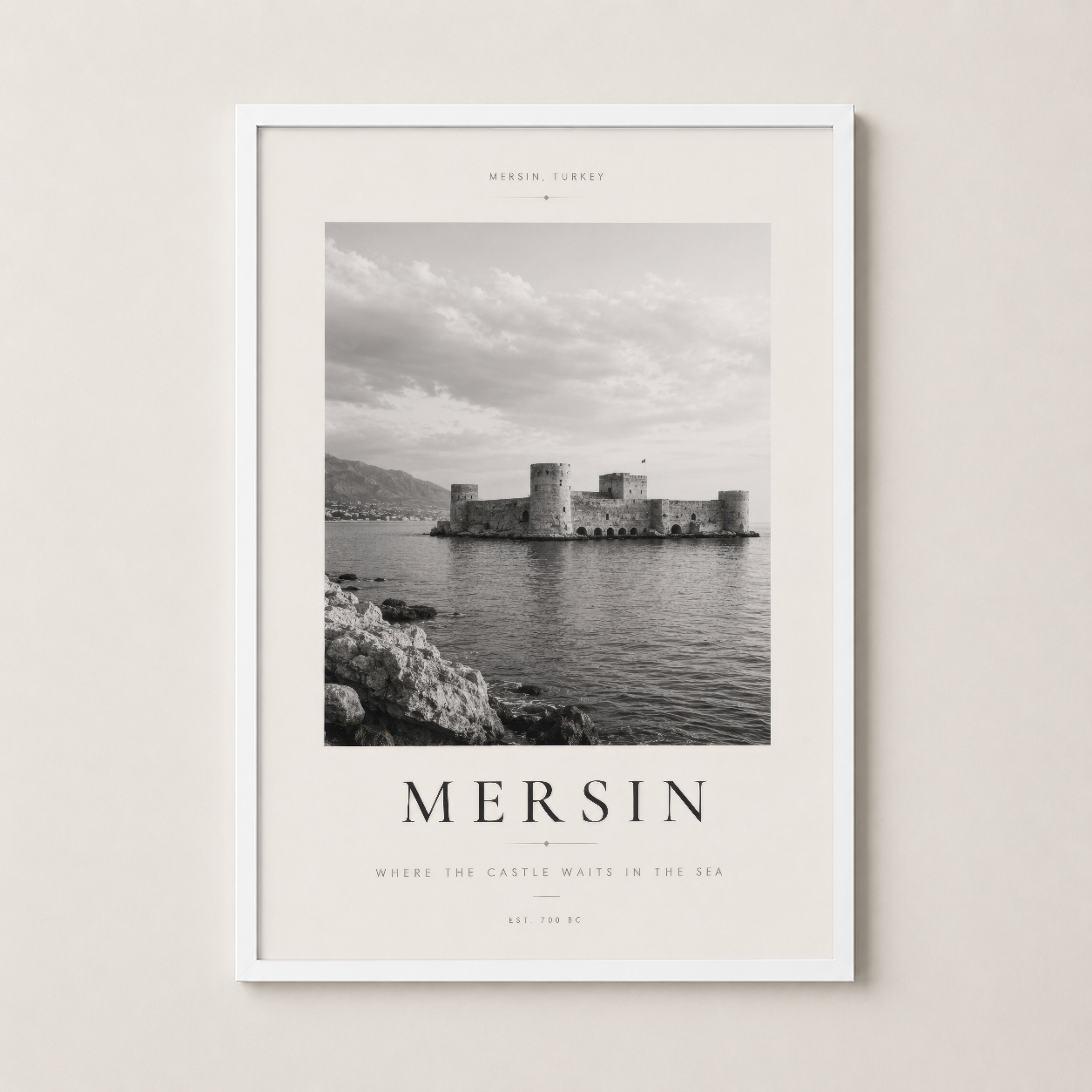 Deniz kalesini konu alan Mersin posteri beyaz ahşap çerçevede, zarif tasarım detayları.