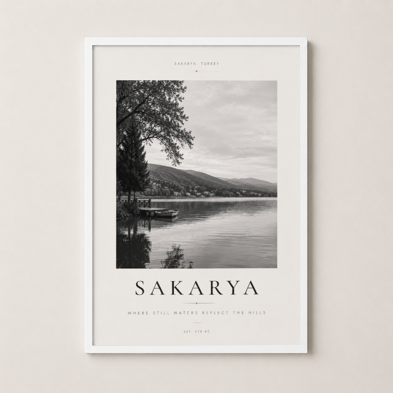 Sakarya duvar sanatı beyaz çerçeveli, hafif ve aydınlık ortamlara uyumlu klasik stil.