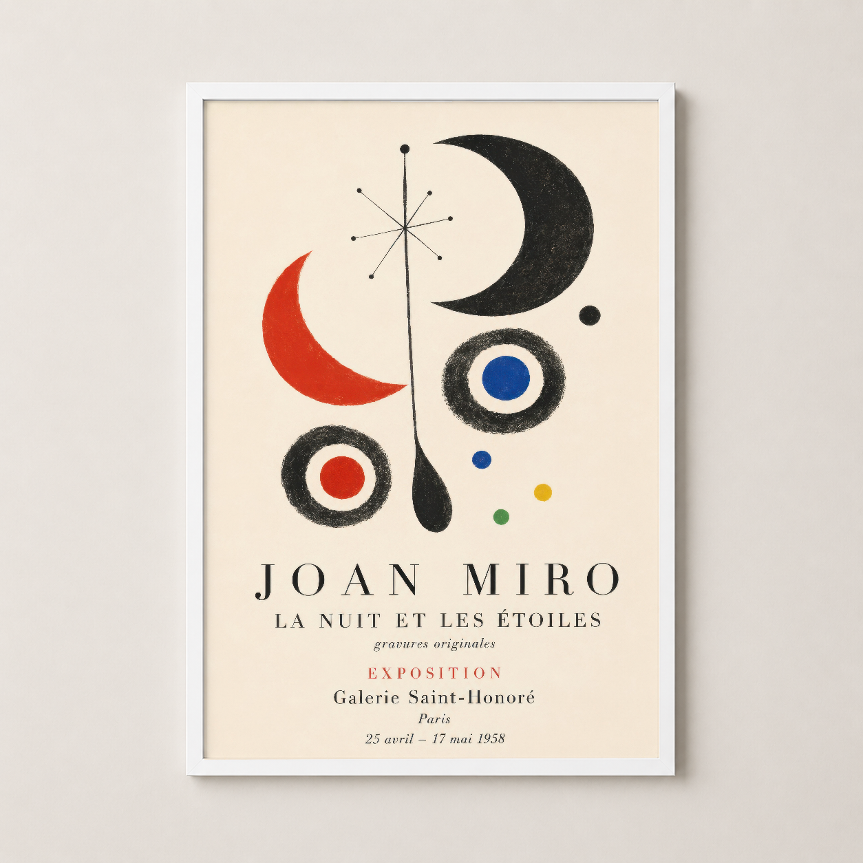 Beyaz çerçeveli Miró poster, minimalist tasarımıyla odaları aydınlatan zarif dekor çözümü.