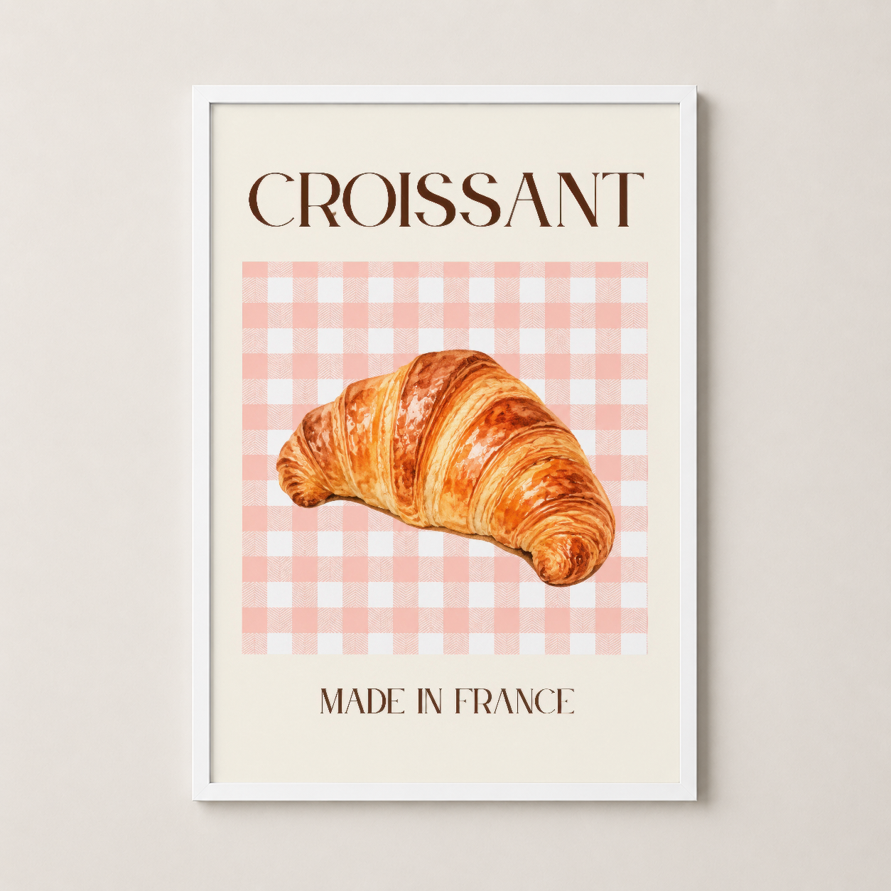 Beyaz çerçeveli croissant sanat tablosu, pastel pembe arka plan ve Made in France yazısı ile şık dekorasyon.
