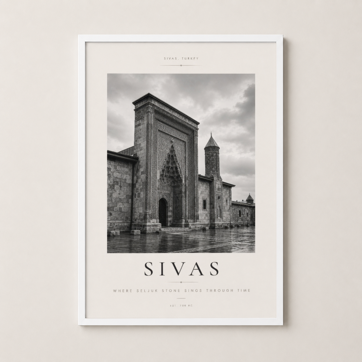 Beyaz çerçeveli Sivas posteri, aydınlık odalara zengim bir mekansal derinlik katıyor.
