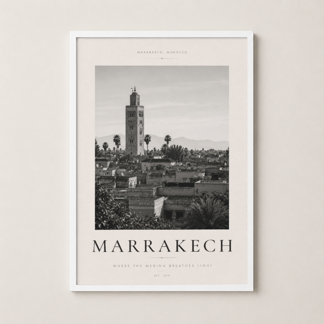 Marrakech sanat baskısı beyaz çerçeveli, modern ve temiz görünüş için ideal duvar dekorasyonu.