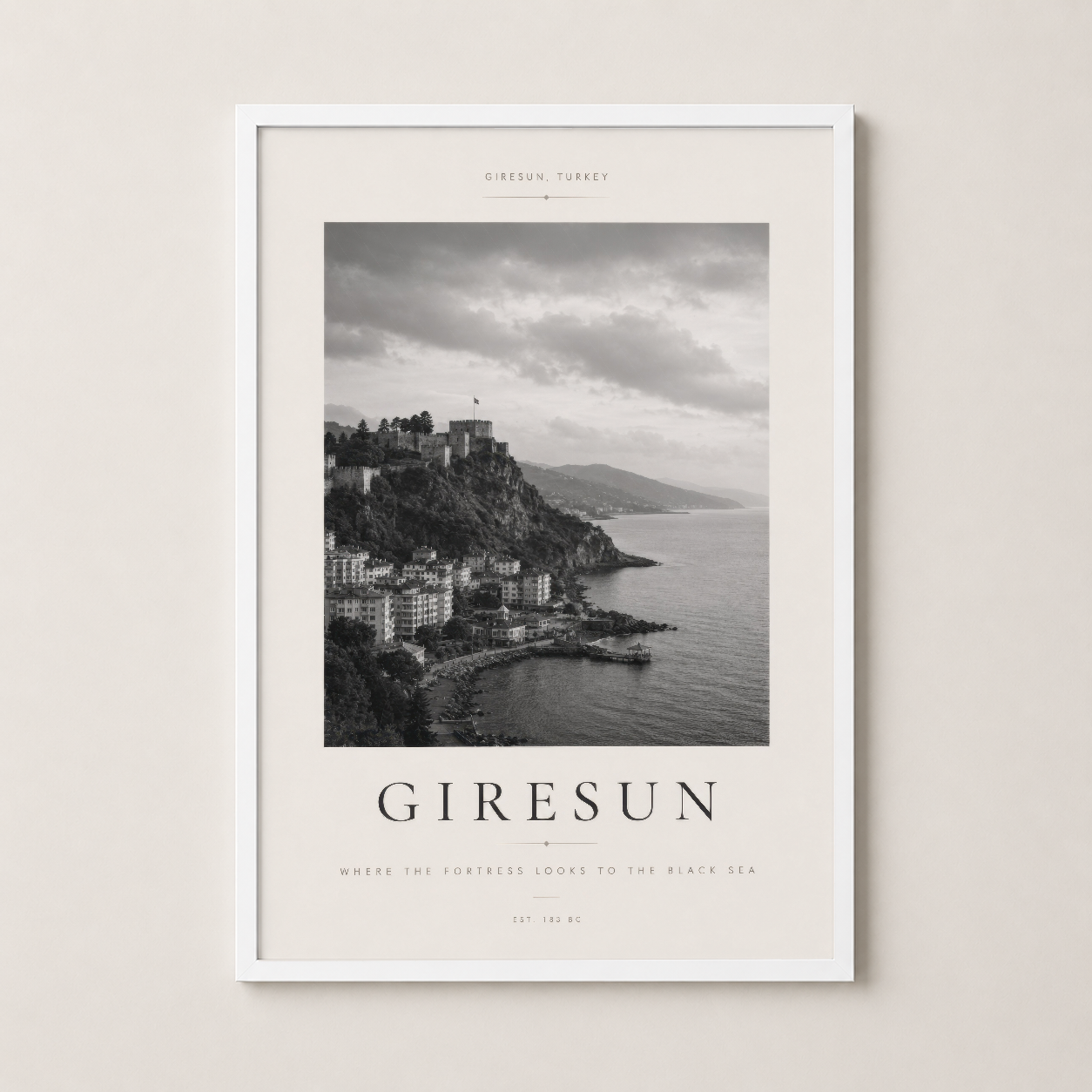 Giresun deniz manzarası beyaz çerçeveli, salon duvar sanatı, şık minimalist görünüm.