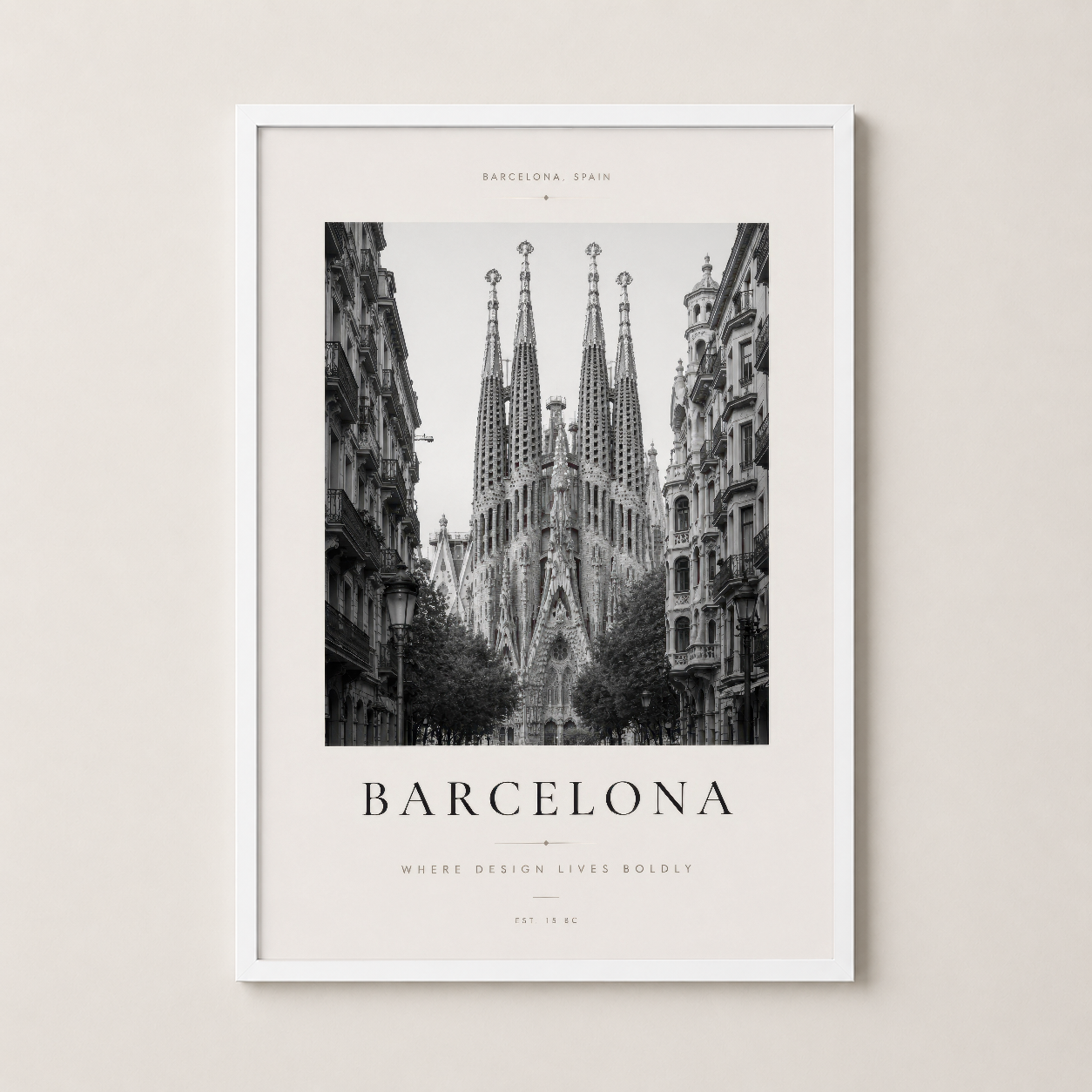 Beyaz çerçeveli Barcelona posteri, sakin ve zarif bir oda atmosferinde mimari şaheseri ön plana çıkarıyor.