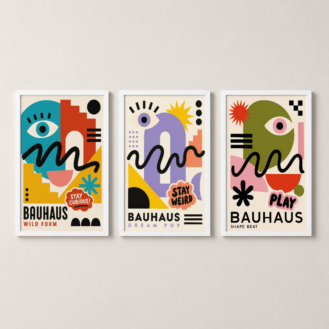 Bauhaus sanat tablosu seti, beyaz çerçeveli üç panel, minimalist iç mekan tasarımında duvar aksesuarı.