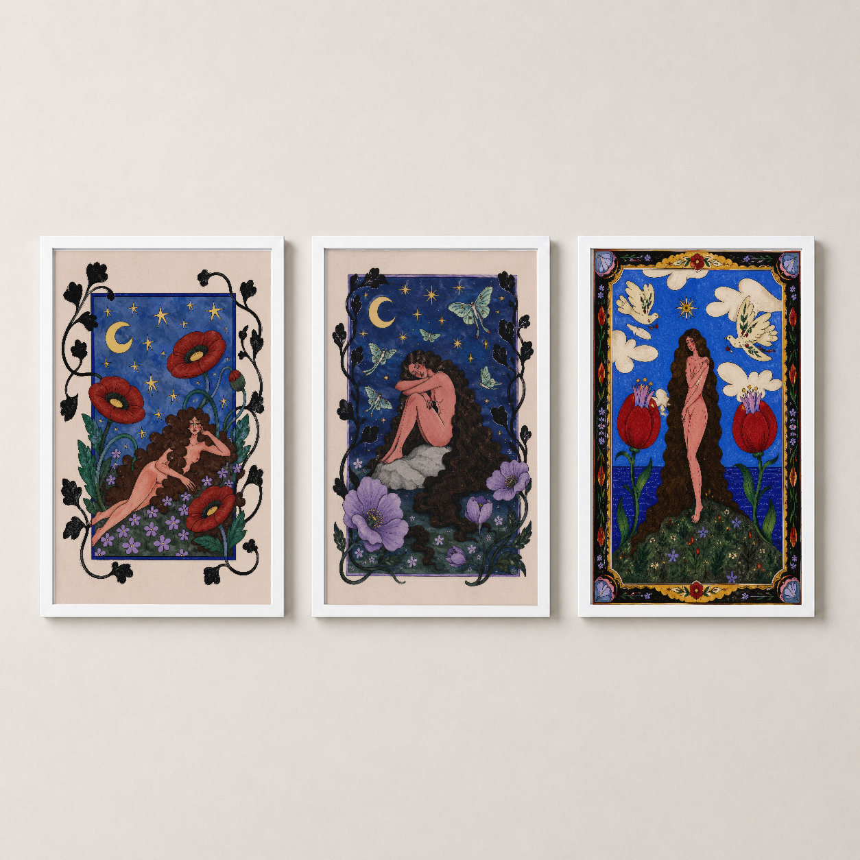 Şık beyaz çerçeveli üç parçalı tablo seti, feminen figürler ve botanik unsurlarıyla sanat koleksiyonu.