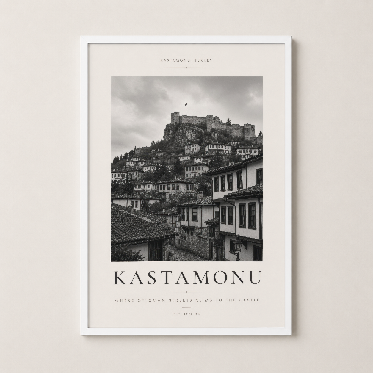 Beyaz çerçeveli Kastamonu posteri, Osmanlı dokusunu yansıtan klasik şehir fotoğrafı.