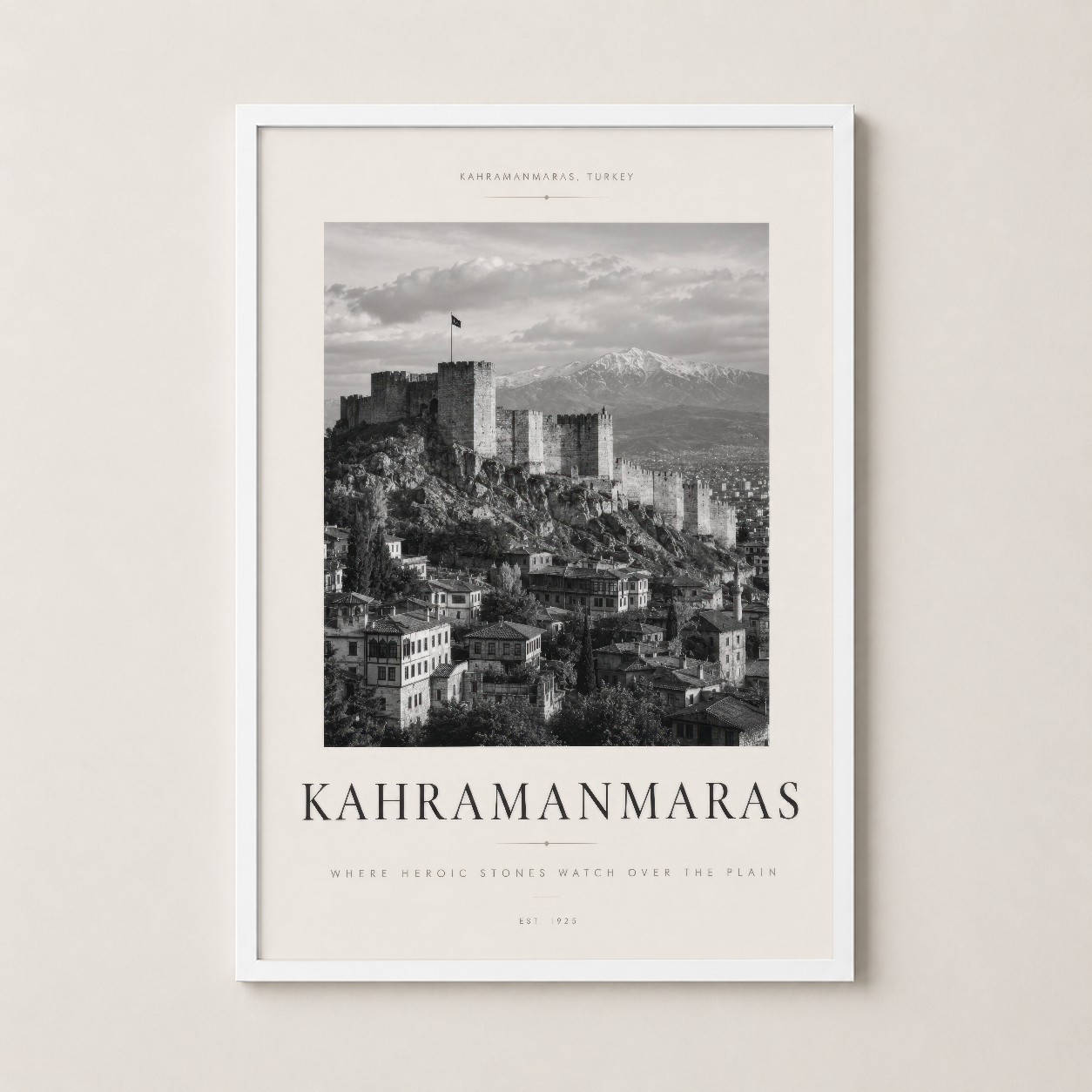 Kahramanmaraş kalesi tasarımlı poster, beyaz çerçevede oda duvarına asılmış şık görünüm.