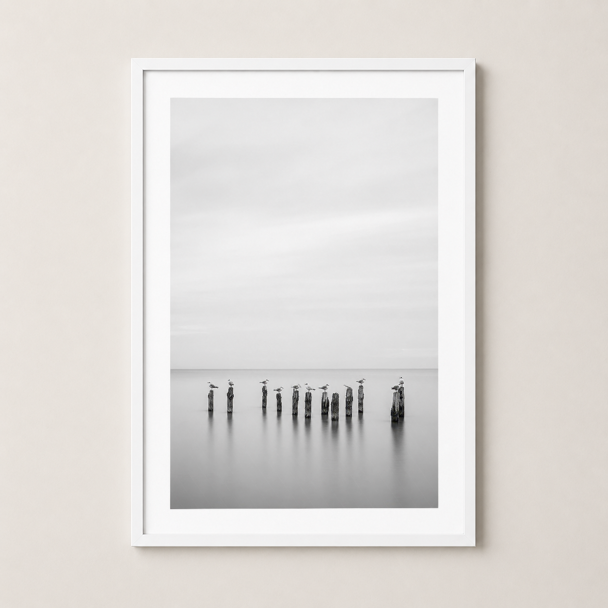 Beyaz çerçeveli poster, minimalist estetik ve doğal ışık ile yaşam alanlarına zarafet katan soyut manzara.