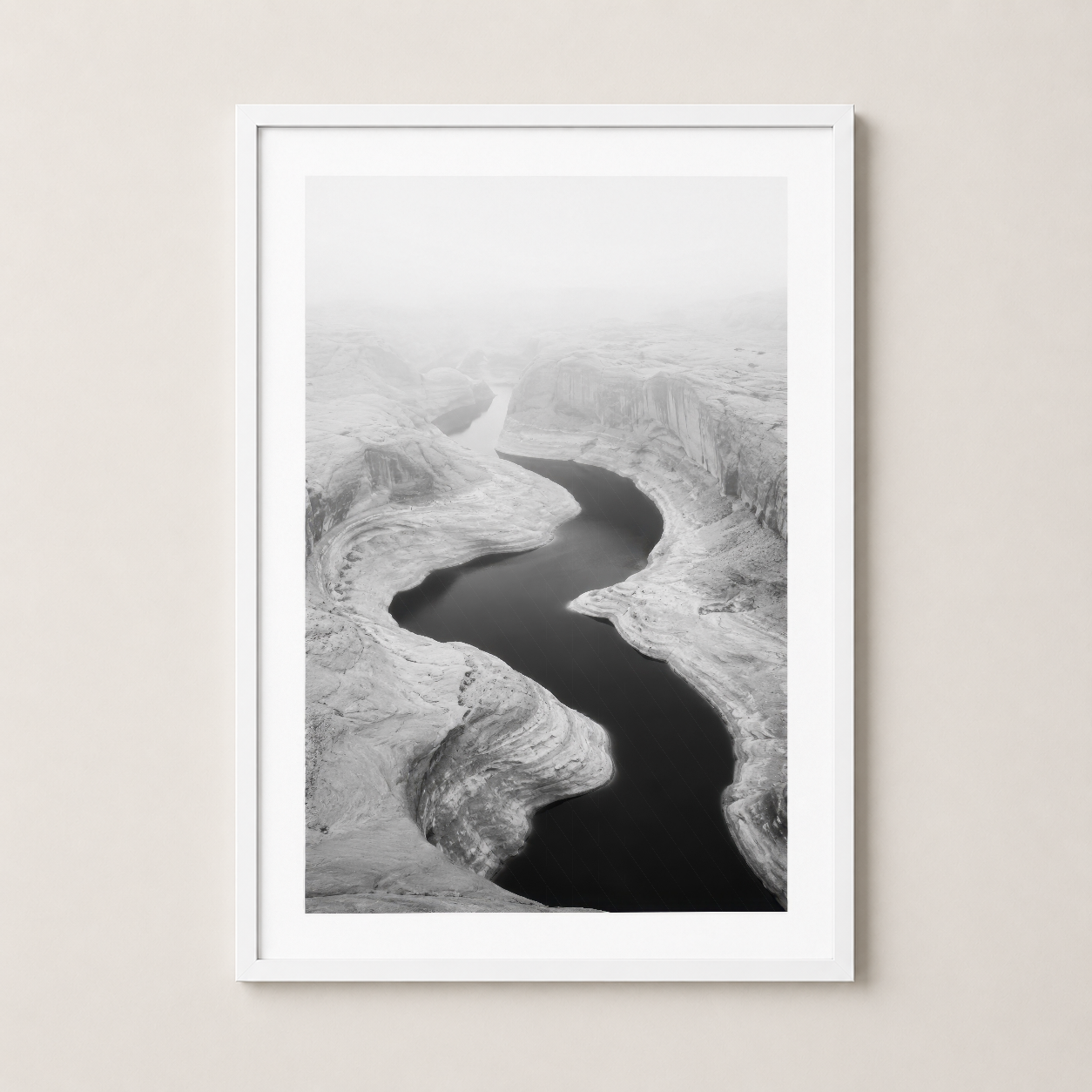Beyaz çerçevede modern manzara sanat tablosu, sis içinde meander yapan karanlık suyun teknik fotoğraf stilinde sunumu.