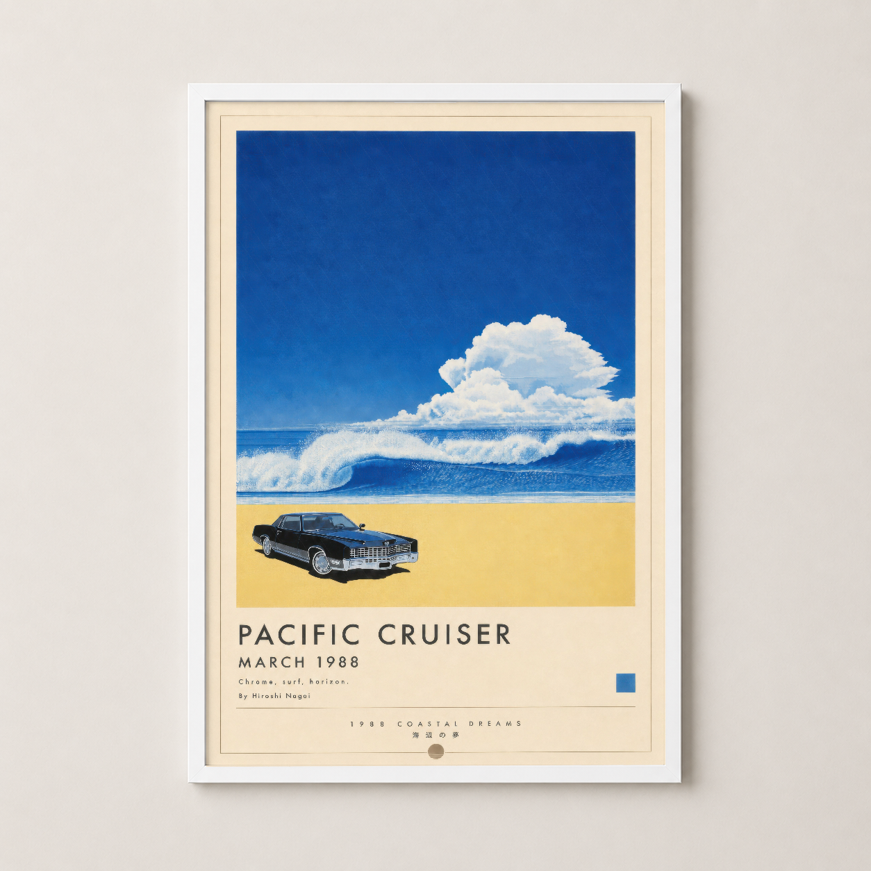 Beyaz çerçeveli poster, okyanus dalgaları ve vintage araç motifiyle sakin bir atmosfer yaratır