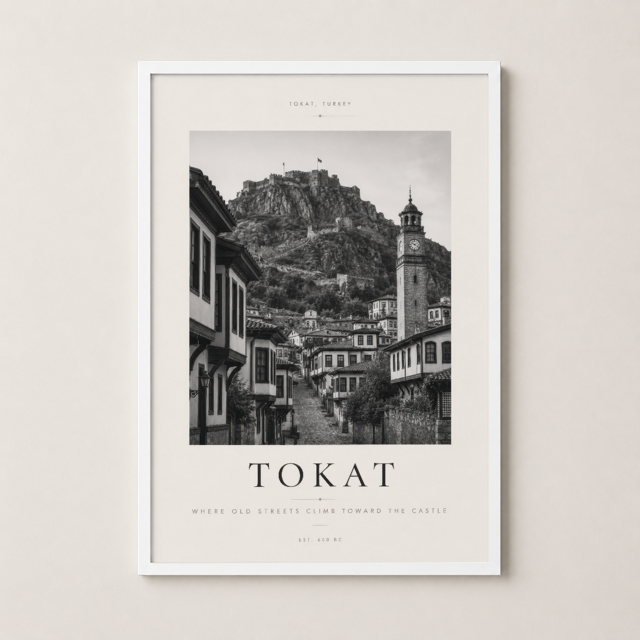 Osmanlı mimarisi ve saatli kule detayı ile Tokat sokaklarının beyaz çerçeveli sanat baskısı, minimalist stil