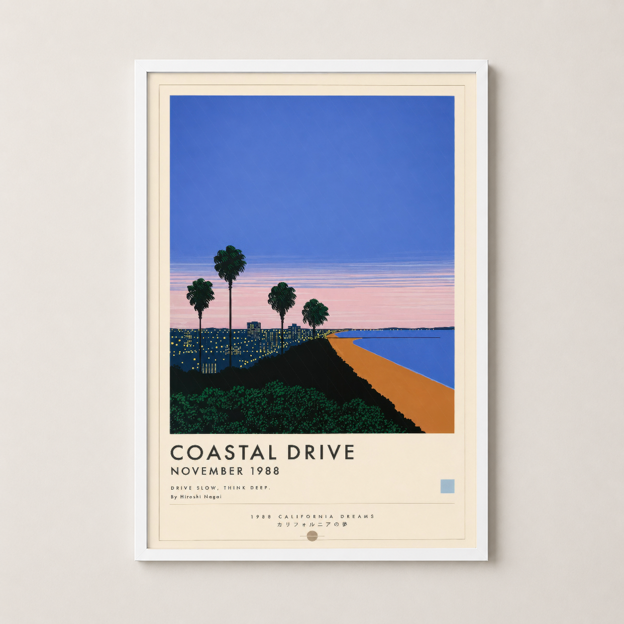 Minimalist oturma odasında beyaz çerçeveli Coastal Drive posteri, sahil temalı vintage stil tablo.
