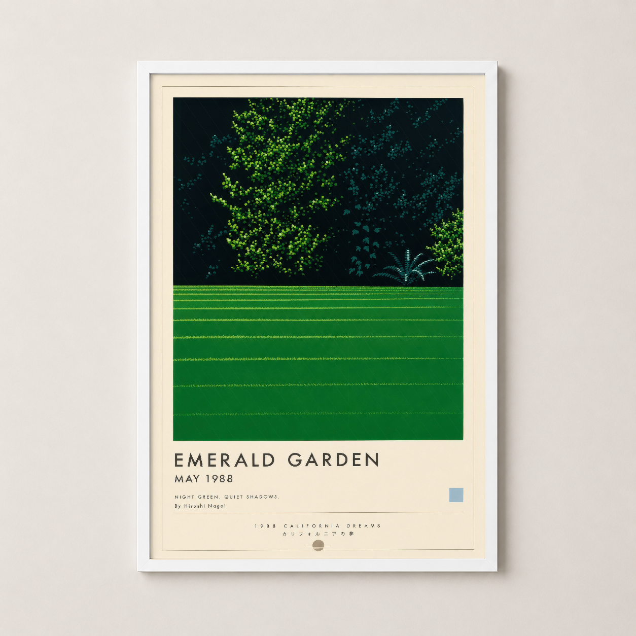 Beyaz çerçeveli Emerald Garden tablosu, aydınlık ortamlarda yumuşak ve zarafetli bir estetik sunan zarif bir sanat parçası.