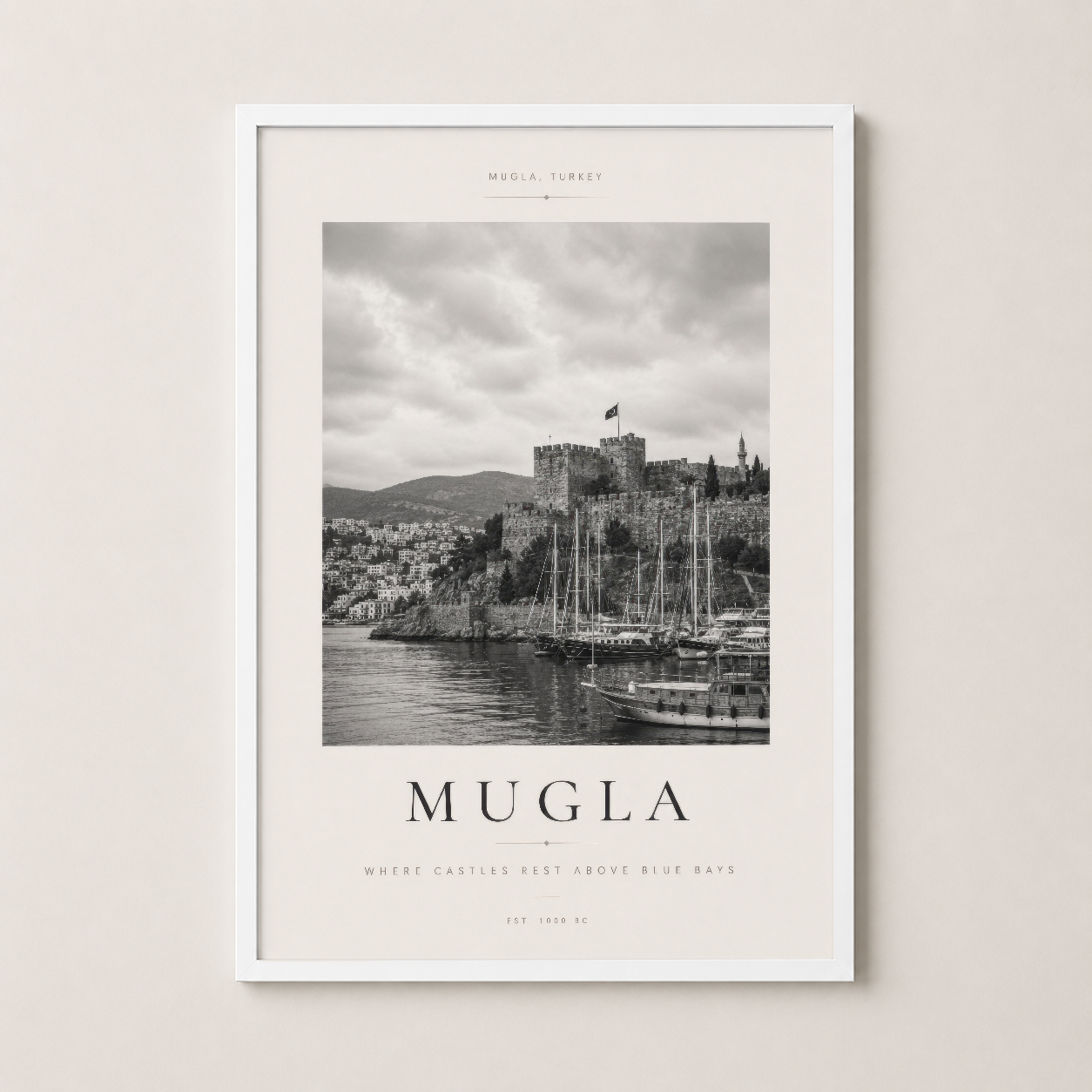 Beyaz çerçeveli Muğla posteri, Türkiye'nin tarihi sahil şehrinin ikonografik görüntüsünü sunuyor.