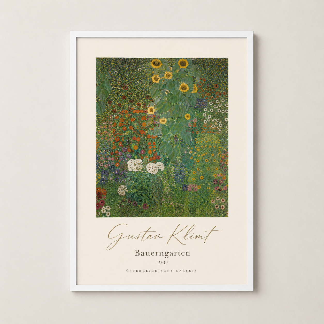 Çiçek bahçesi temalı Klimt tablosu, beyaz çerçevede sakin ve şık bir odanın dekoratif merkez noktası.