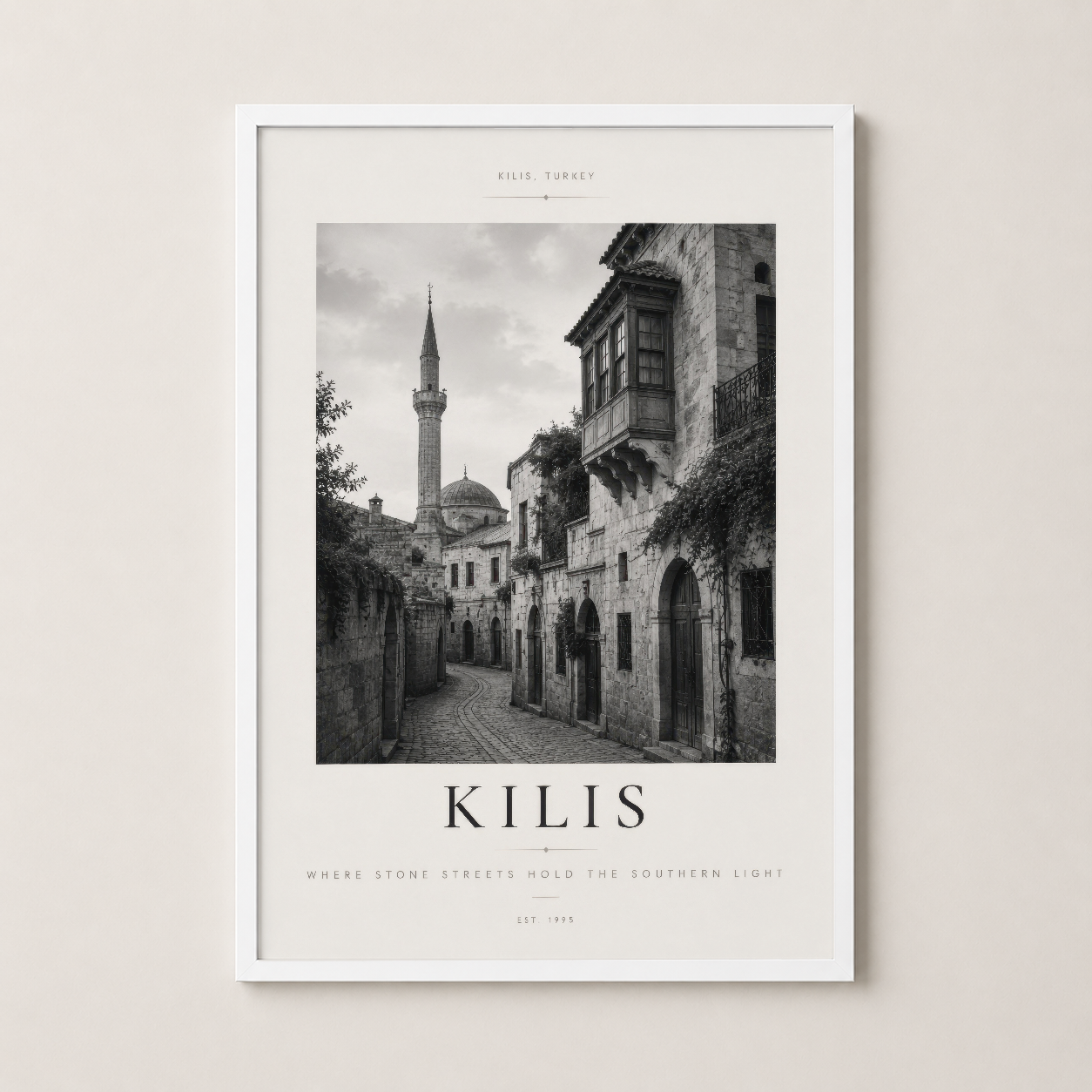 Beyaz çerçeveli Kilis poster, Osmanlı mimarisinin gravitesini sade ve şık şekilde yansıtan sanat eseri.