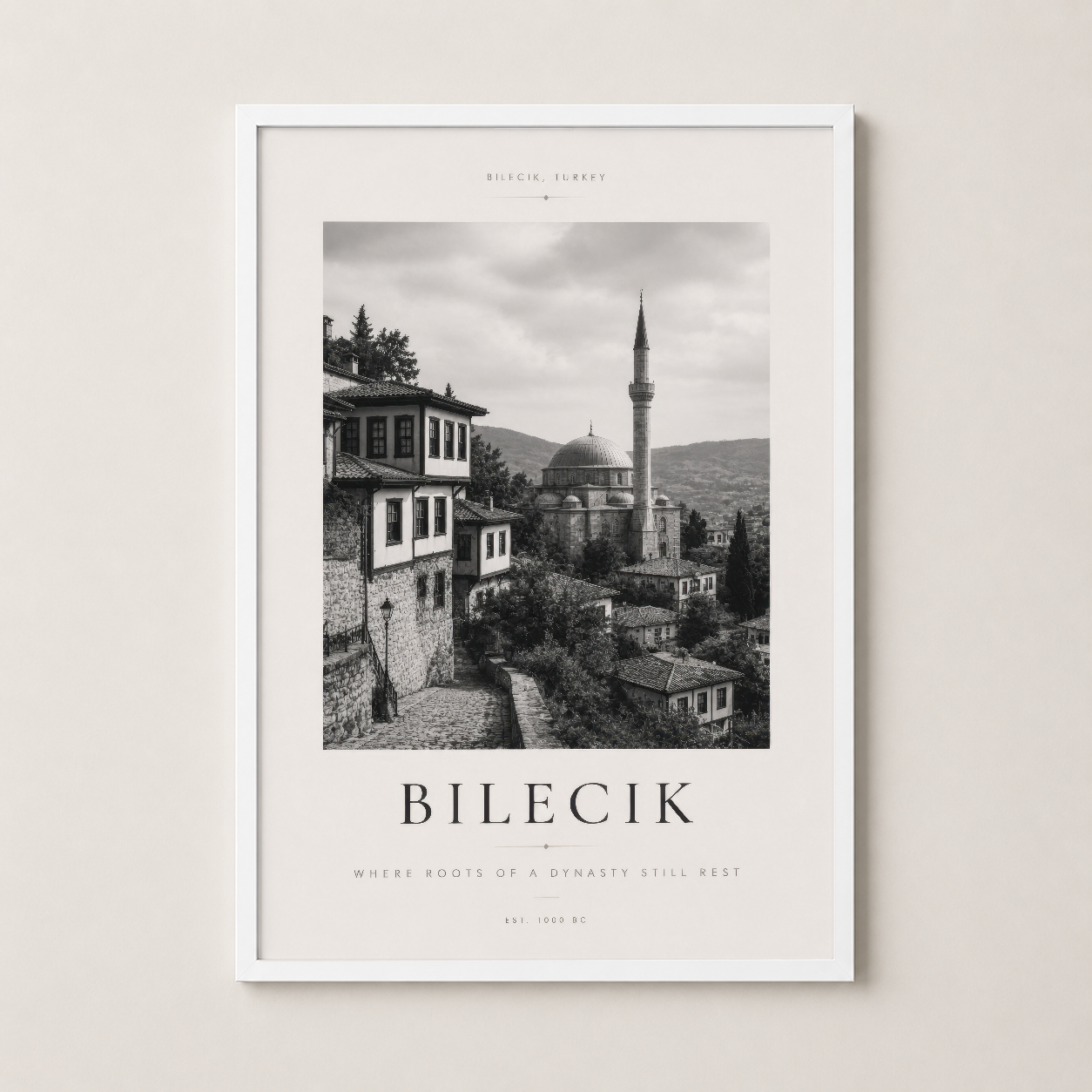 Bilecik'in nostaljik mimarisi ve doğal güzelliği beyaz çerçeveli sanat tablosu olarak sergileniyor.