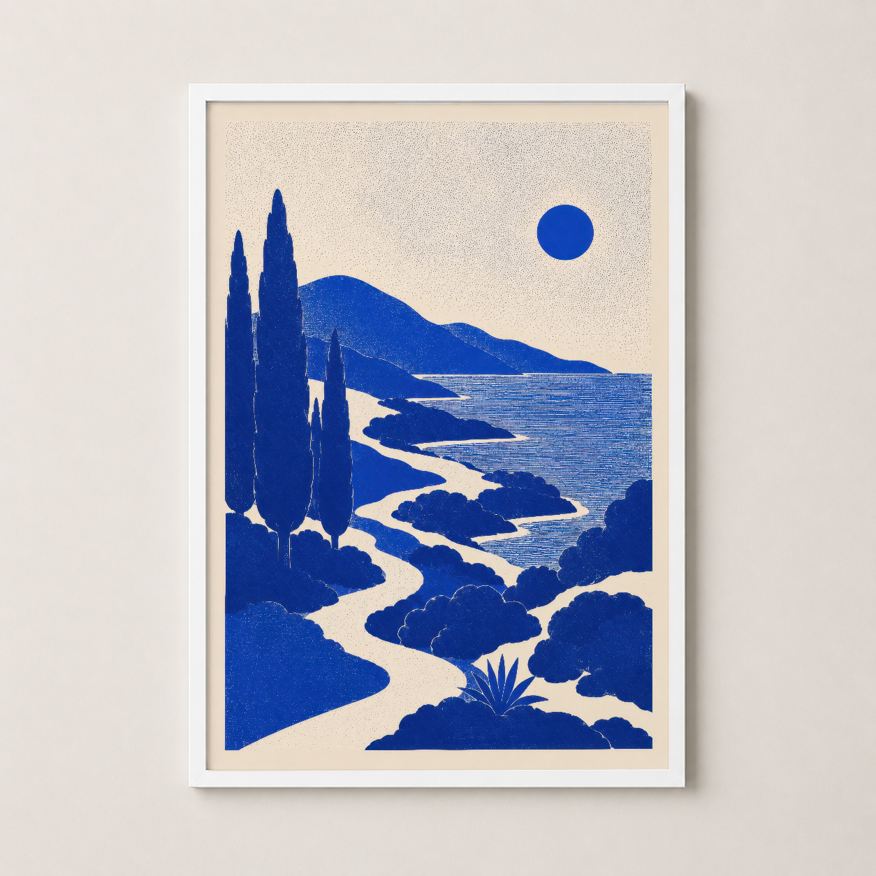 Beyaz çerçeveli, geometrik manzara tablosu, mavi renkte sipresleri ve sahil yolunu resmeden şık poster.