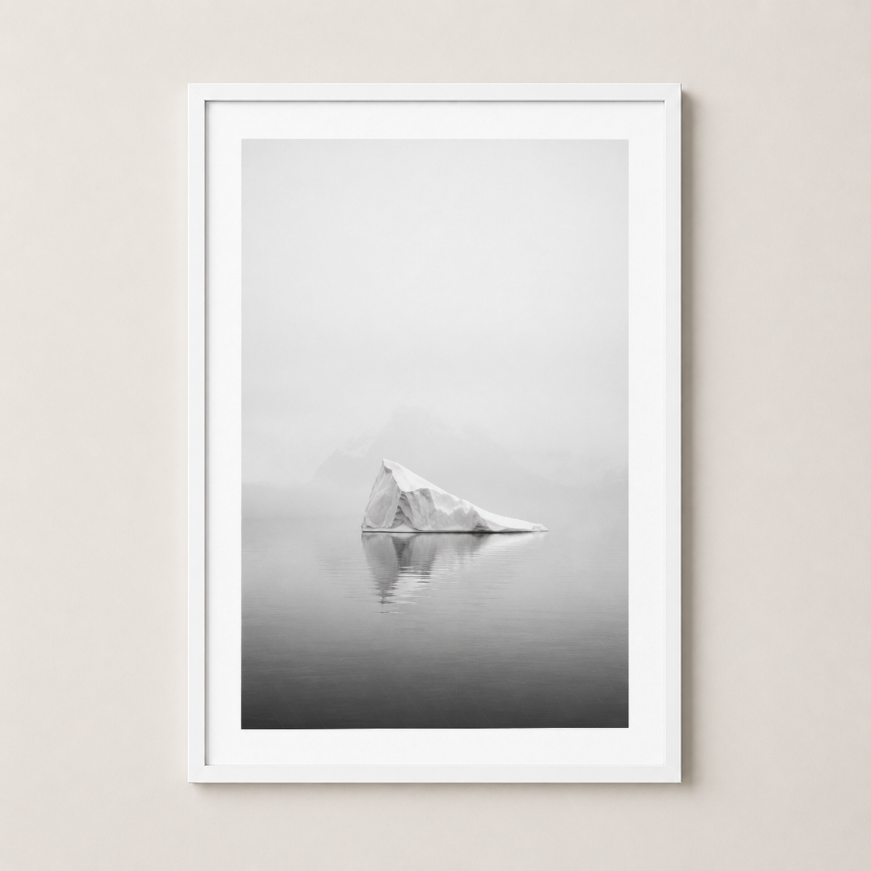 Beyaz çerçeveli sanat baskısı, sessiz atmosferiyle sakin ve minimalist bir estetik sunuyor.