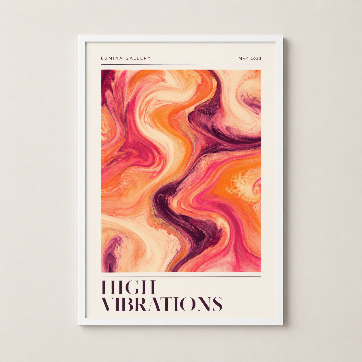 High Vibrations posteri, temiz beyaz çerçevede, enerjetik soyut tasarım ve sanat galerisi estetikli.