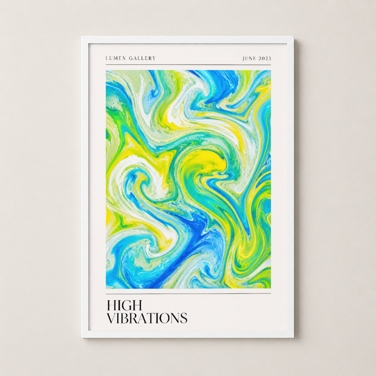 Beyaz çerçeveli canlı renkli poster, sıvı tasarım motifiyle minimalist iç mekan.